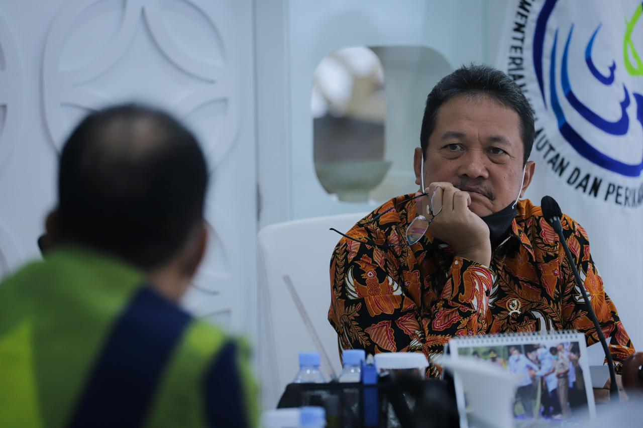 Jakarta - Kamis (11/2), Menteri Kelautan dan Perikanan Sakti Wahyu Trenggono di dampingi Dirjen PRL TB Haeru, Plt. Dirjen PT M Zaini, Staf Khusus Ibu Siane bertemu dengan Bupati Lombok Barat Fauzan Khalid beserta jajarannya, di Ruang Rapat