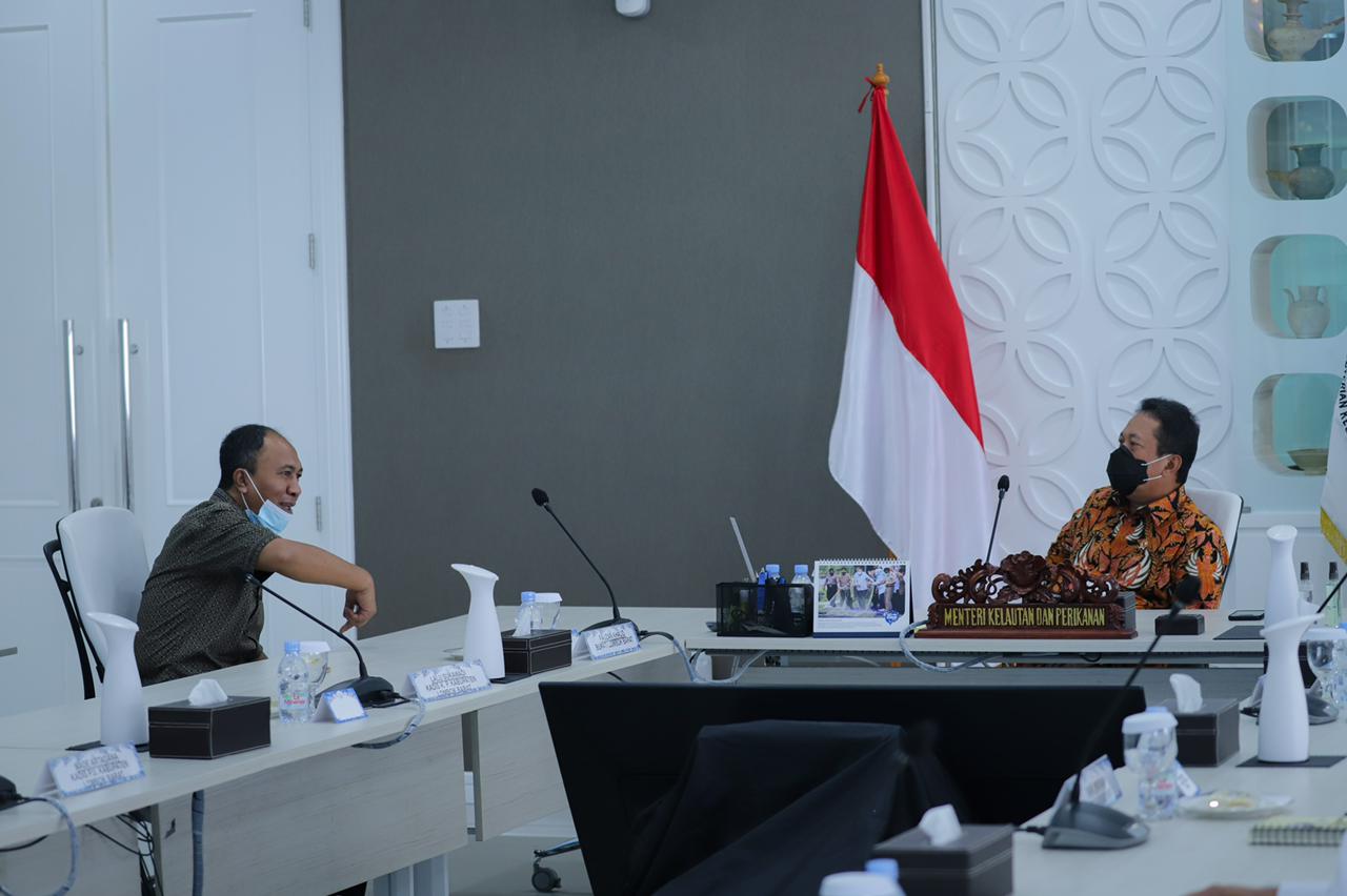 Jakarta - Kamis (11/2), Menteri Kelautan dan Perikanan Sakti Wahyu Trenggono di dampingi Dirjen PRL TB Haeru, Plt. Dirjen PT M Zaini, Staf Khusus Ibu Siane bertemu dengan Bupati Lombok Barat Fauzan Khalid beserta jajarannya, di Ruang Rapat