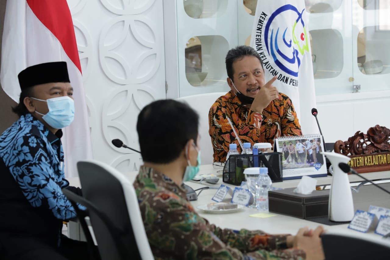 Jakarta (11/2) - Menteri Kelautan dan Perikanan Sakti Wahyu Trenggono melakukan audiensi dengan Himpunan Nelayan Seluruh Indonesia (HNSI) Kota Tegal yang datang bersama Wakil Walikota Tegal