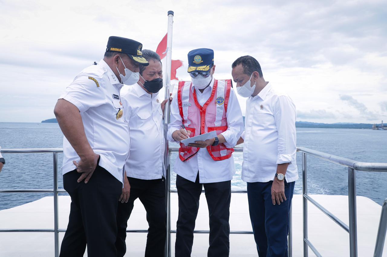 Ambon (5/2) Menteri Kelautan dan Perikanan Sakti Wahyu Trenggono bersama Menteri Perhubungan Budi Karya Sumadi, Kepala BKPM Bahlil Lahadalia dan Gubernur Maluku Murad Ismail mendengarkan paparan lokasi LIN kemudian lanjut meninjau lokasi Lumbung Ikan Nasional.