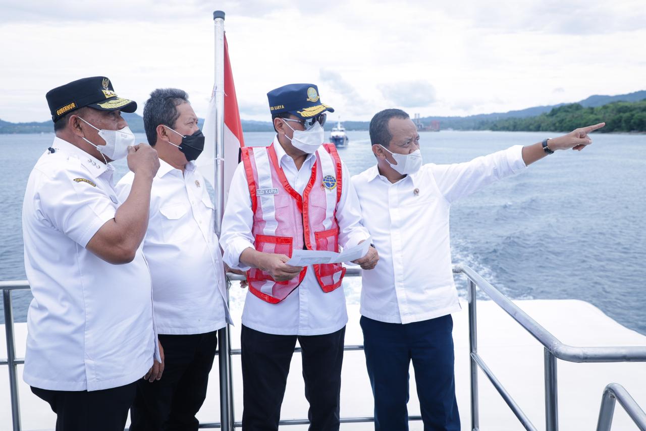 Ambon (5/2) Menteri Kelautan dan Perikanan Sakti Wahyu Trenggono bersama Menteri Perhubungan Budi Karya Sumadi, Kepala BKPM Bahlil Lahadalia dan Gubernur Maluku Murad Ismail mendengarkan paparan lokasi LIN kemudian lanjut meninjau lokasi Lumbung Ikan Nasional.