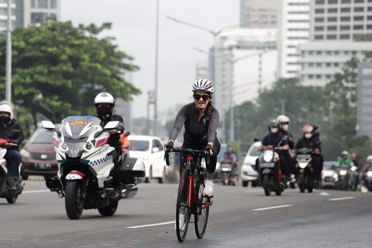 Menteri Kelautan dan Perikanan Sakti Wahyu Trenggono didampingi Sekjen KKP Antam Novambar dan jajaran pejabat Eselon I KKP bersepeda melewati rute KKP-Thamrin-Bundaran HI-Sudirman-Bundaran patung Senayan PP, Jakarta (29/1).