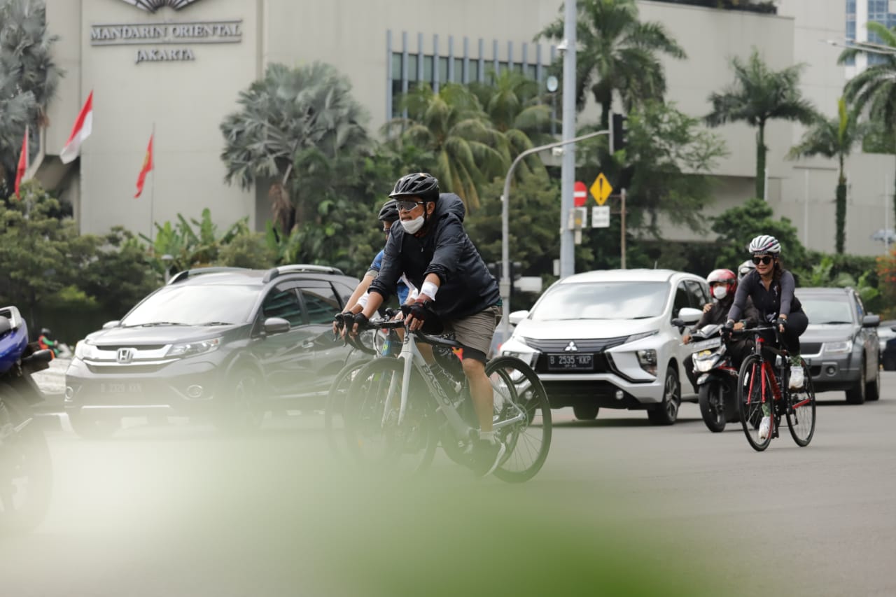 Menteri Kelautan dan Perikanan Sakti Wahyu Trenggono didampingi Sekjen KKP Antam Novambar dan jajaran pejabat Eselon I KKP bersepeda melewati rute KKP-Thamrin-Bundaran HI-Sudirman-Bundaran patung Senayan PP, Jakarta (29/1).