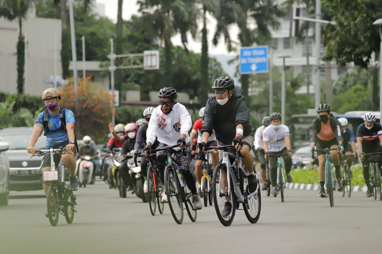 Menteri Kelautan dan Perikanan Sakti Wahyu Trenggono didampingi Sekjen KKP Antam Novambar dan jajaran pejabat Eselon I KKP bersepeda melewati rute KKP-Thamrin-Bundaran HI-Sudirman-Bundaran patung Senayan PP, Jakarta (29/1).