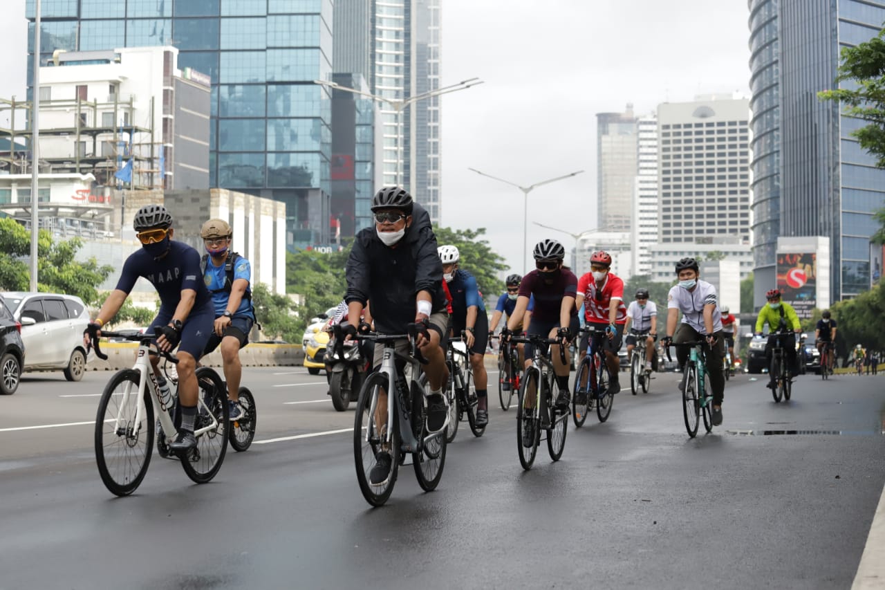 Menteri Kelautan dan Perikanan Sakti Wahyu Trenggono didampingi Sekjen KKP Antam Novambar dan jajaran pejabat Eselon I KKP bersepeda melewati rute KKP-Thamrin-Bundaran HI-Sudirman-Bundaran patung Senayan PP, Jakarta (29/1).