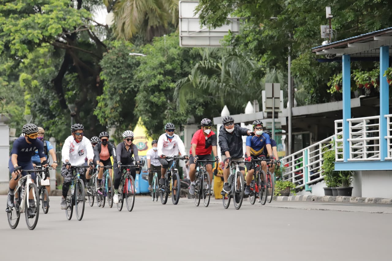 Menteri Kelautan dan Perikanan Sakti Wahyu Trenggono didampingi Sekjen KKP Antam Novambar dan jajaran pejabat Eselon I KKP bersepeda melewati rute KKP-Thamrin-Bundaran HI-Sudirman-Bundaran patung Senayan PP, Jakarta (29/1).