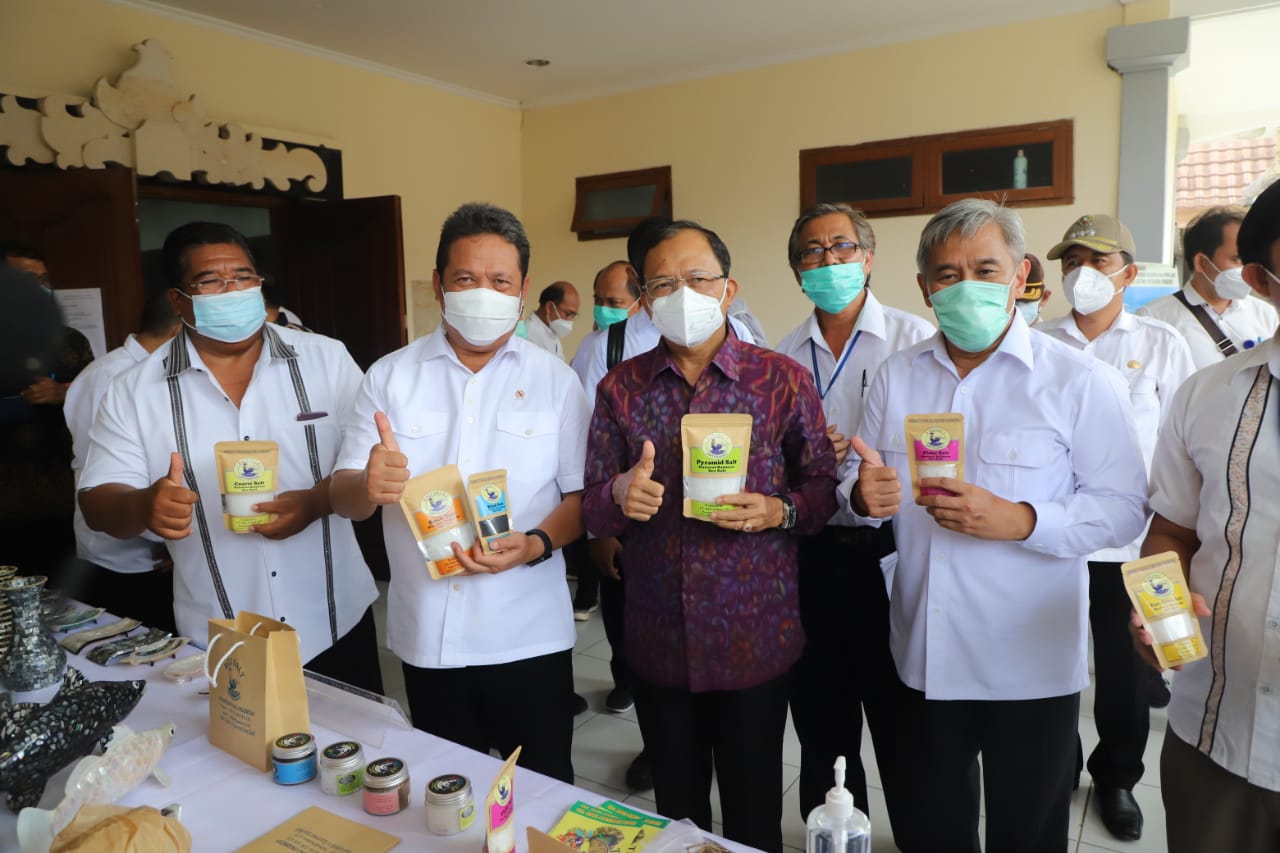 Menteri Kelautan dan Perikanan Sakti Wahyu Trenggono meninjau fasilitas berupa laboratorium, Hatchery Kerapu, Kakap, Lobster, Abalon, Teripang di Balai Riset Perikanan Budidaya Gondol Penyabangan, Gerokgak, Kabupaten Buleleng, Bali (20/1).