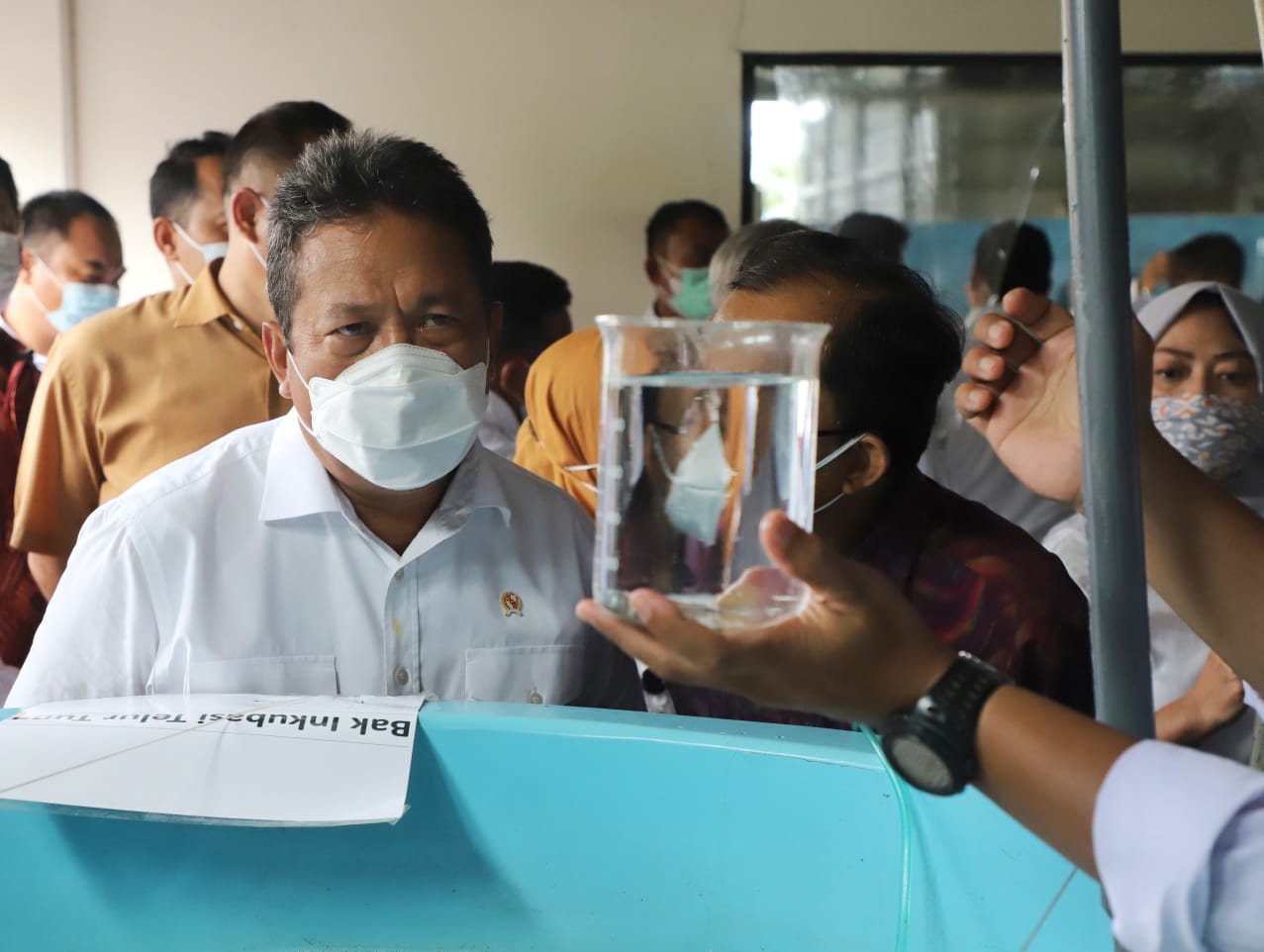 Menteri Kelautan dan Perikanan Sakti Wahyu Trenggono meninjau fasilitas berupa laboratorium, Hatchery Kerapu, Kakap, Lobster, Abalon, Teripang di Balai Riset Perikanan Budidaya Gondol Penyabangan, Gerokgak, Kabupaten Buleleng, Bali (20/1).