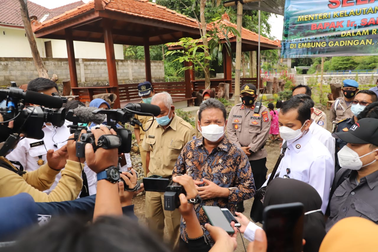 MKP Trenggono melakukan peninjauan dan tebar benih Ikan Nilem di Embung Gadingan yang terletak di Desa Sinduaharjo, Kec Ngaglik, Kab.Sleman, DIY. (18/01)