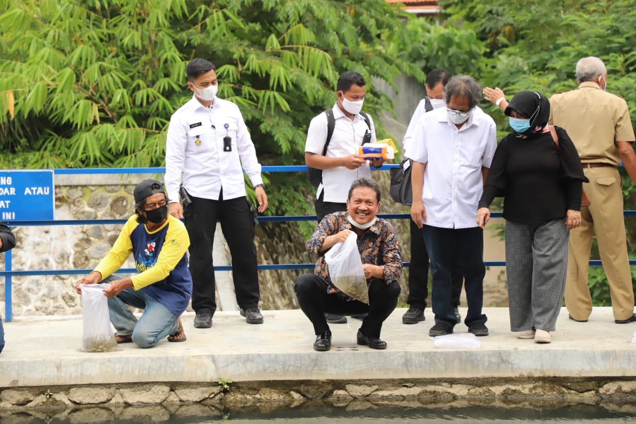 MKP Trenggono melakukan peninjauan dan tebar benih Ikan Nilem di Embung Gadingan yang terletak di Desa Sinduaharjo, Kec Ngaglik, Kab.Sleman, DIY. (18/01)