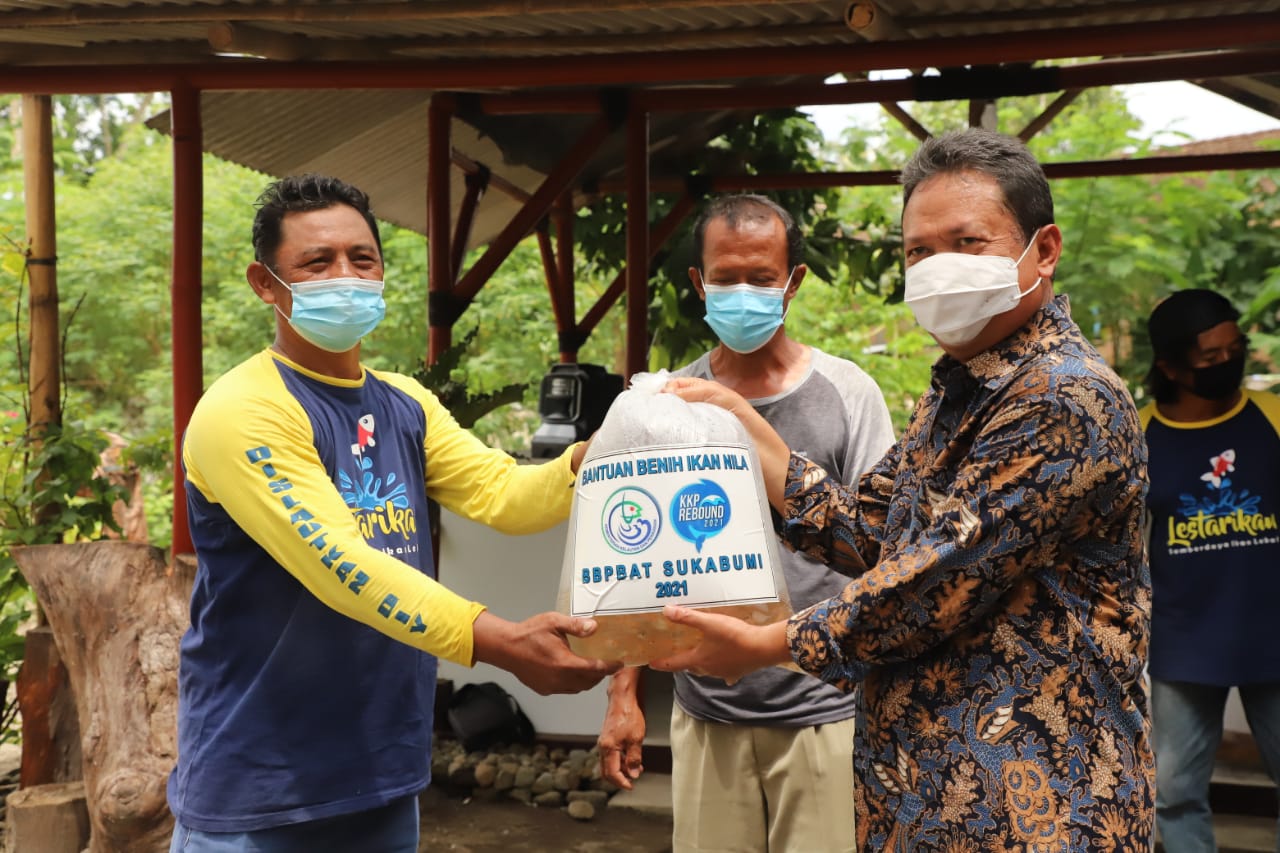 MKP Trenggono melakukan peninjauan dan tebar benih Ikan Nilem di Embung Gadingan yang terletak di Desa Sinduaharjo, Kec Ngaglik, Kab.Sleman, DIY. (18/01)