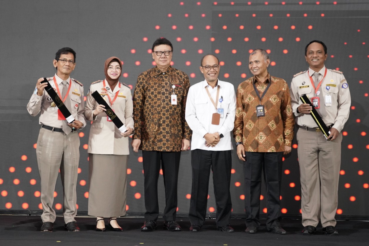 Kementerian Kelautan dan Perikanan Menerima Penganugerahan Zona Integritas Menuju WBK/WBBM Tahun 2019