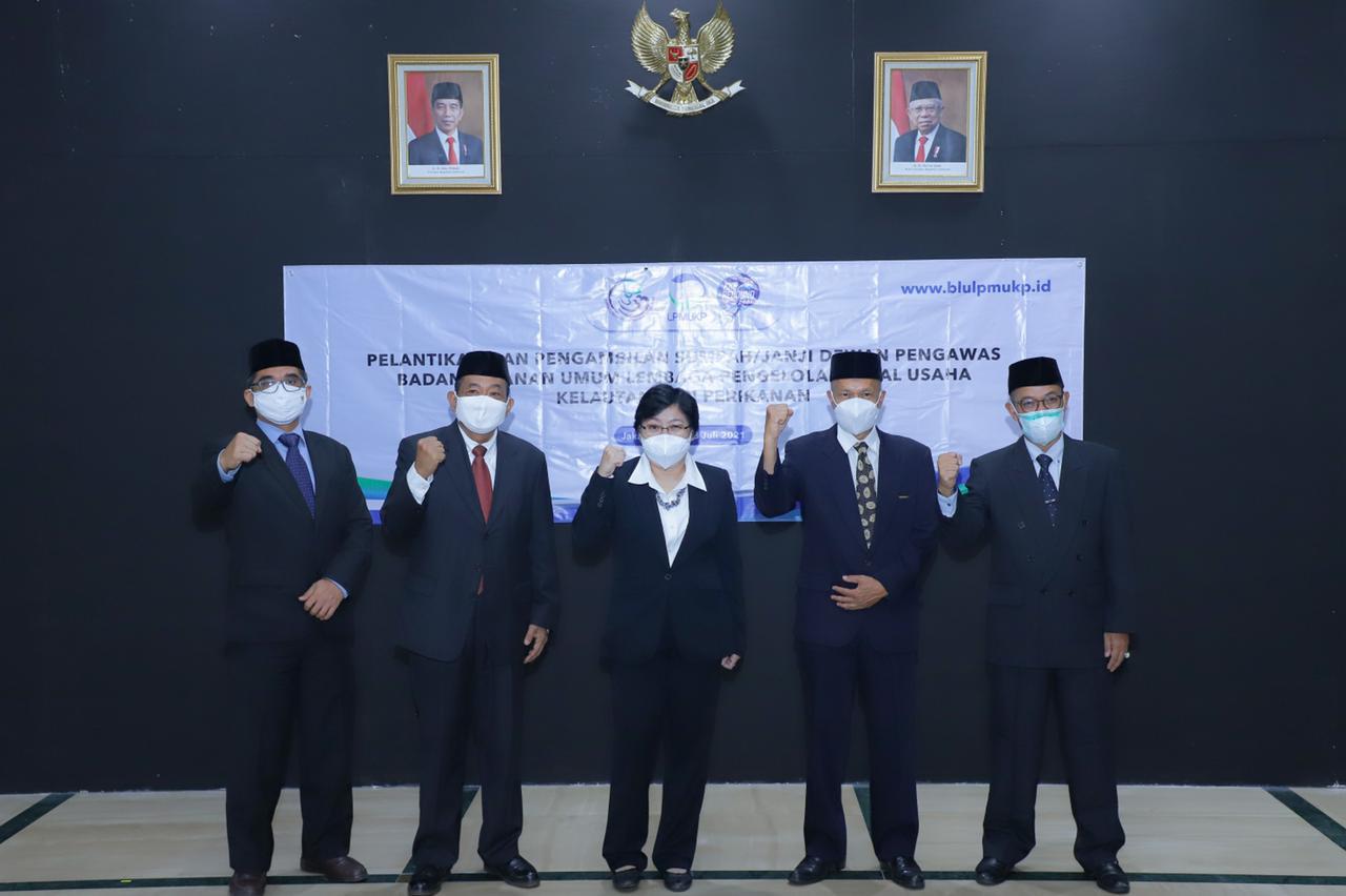 Sekjen KKP, Antam Novambar melantik Dewan Pengawas BLU LPMUKP