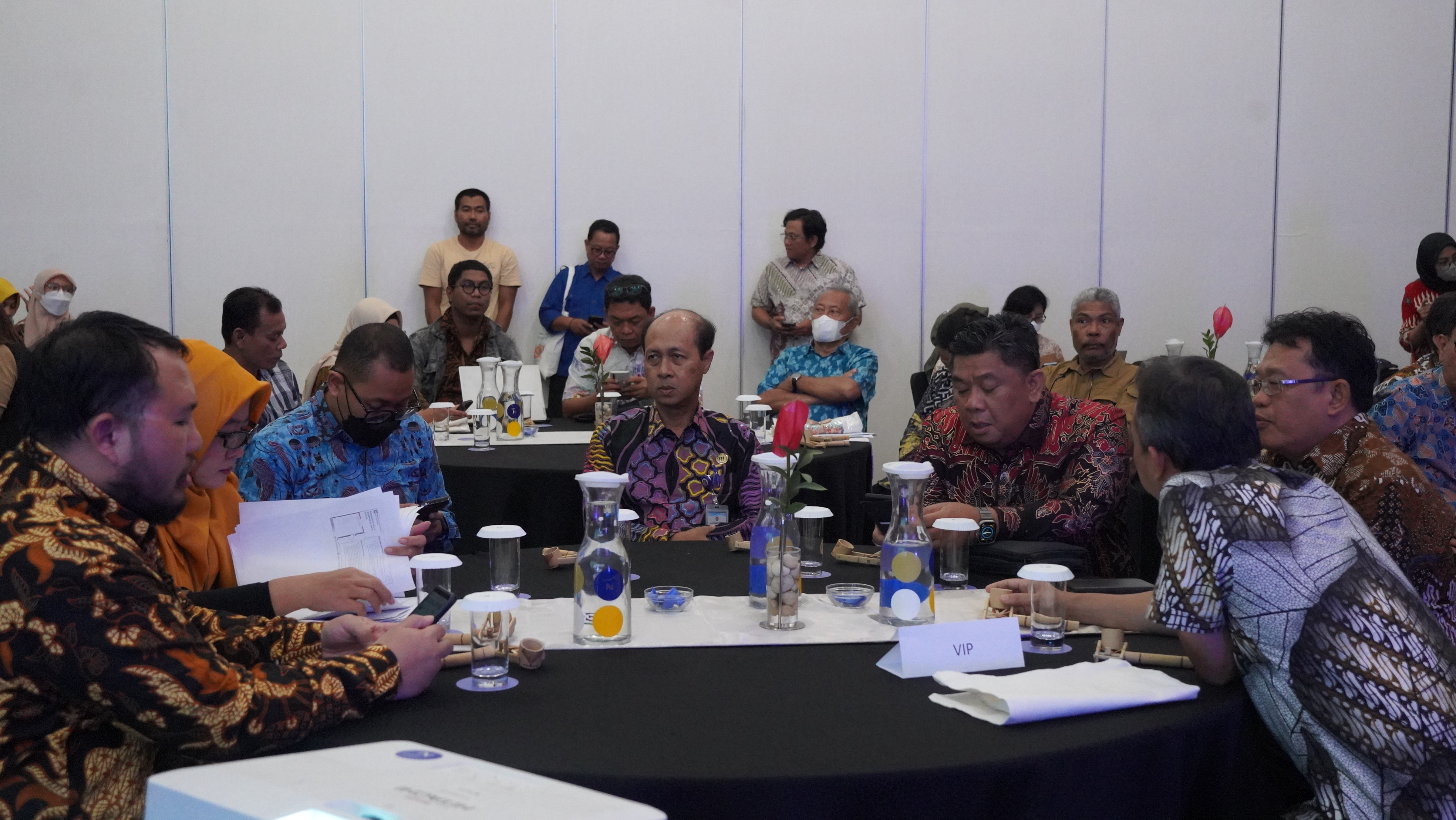 Forum Adat Nasional ”Sinergi dan Optimalisasi Peran Masyarakat Hukum Adat dan Pemangku Kepentingan Dalam Pengelolaan Wilayah Pesisir dan Pulau-pulau Kecil”, Yogyakarta (15/12).