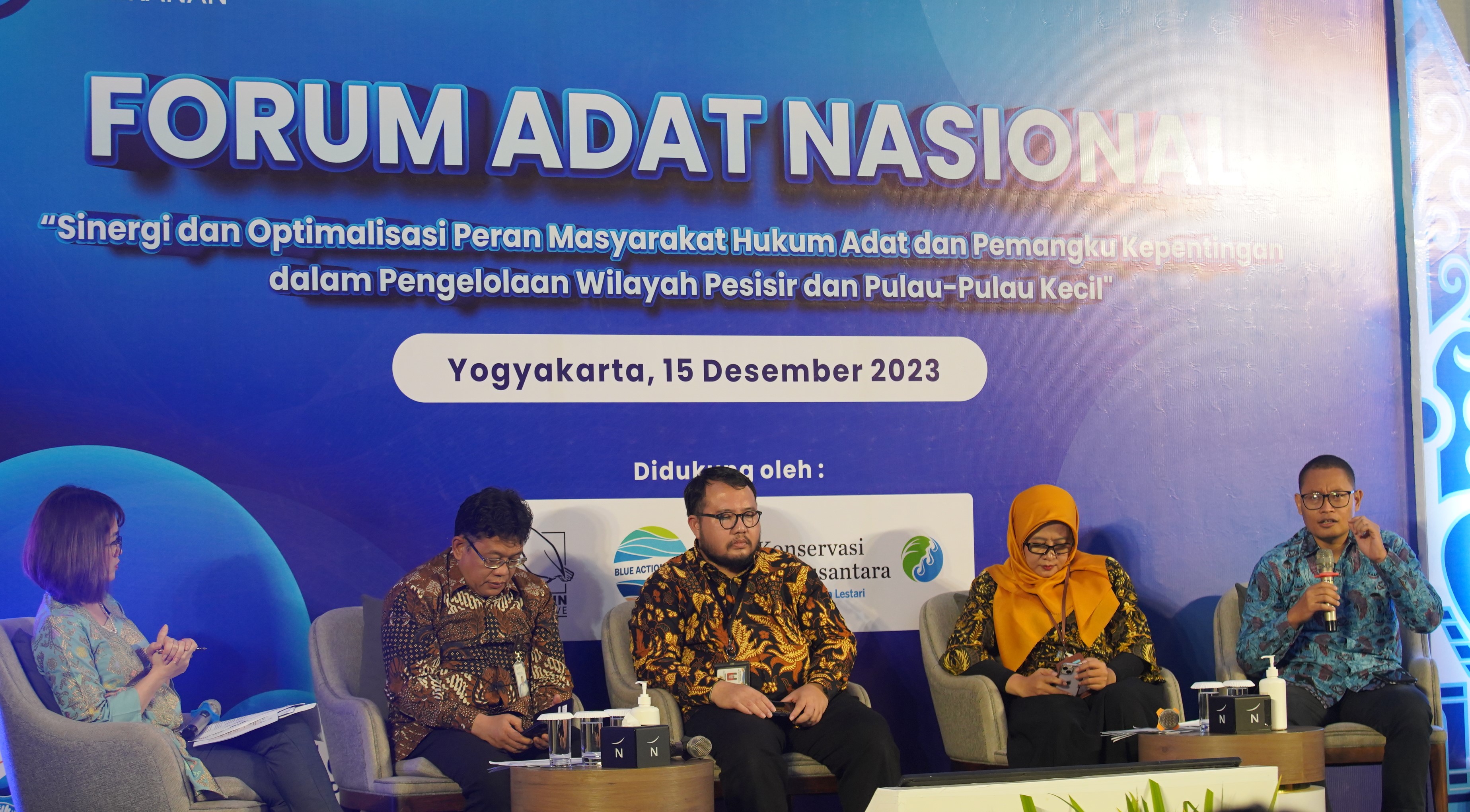 Forum Adat Nasional ”Sinergi dan Optimalisasi Peran Masyarakat Hukum Adat dan Pemangku Kepentingan Dalam Pengelolaan Wilayah Pesisir dan Pulau-pulau Kecil”, Yogyakarta (15/12).