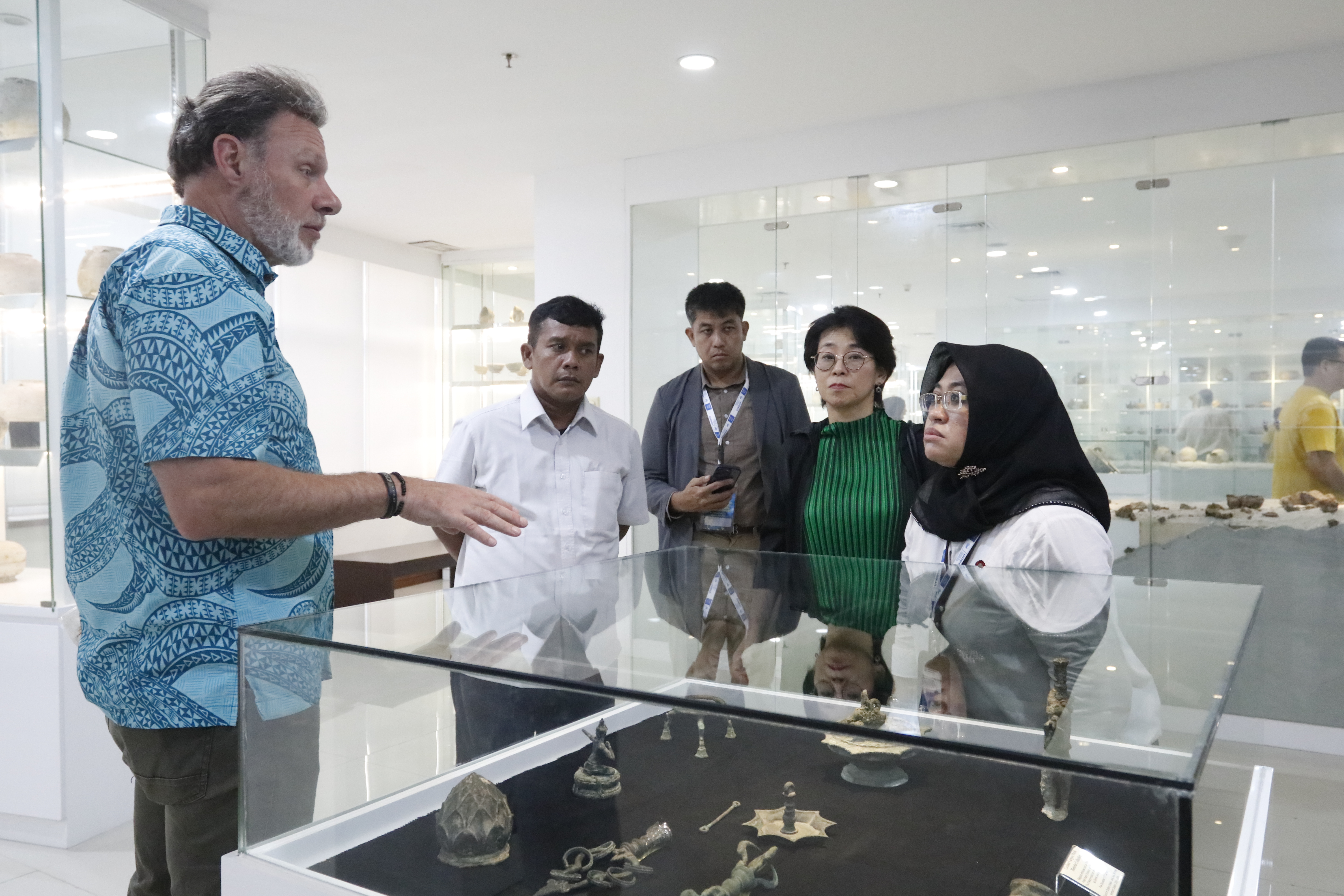 Kunjungan peserta UNESCO Regional Meeting on the WWII Shipwrecks di Galeri BMKT, KKP (7/12).