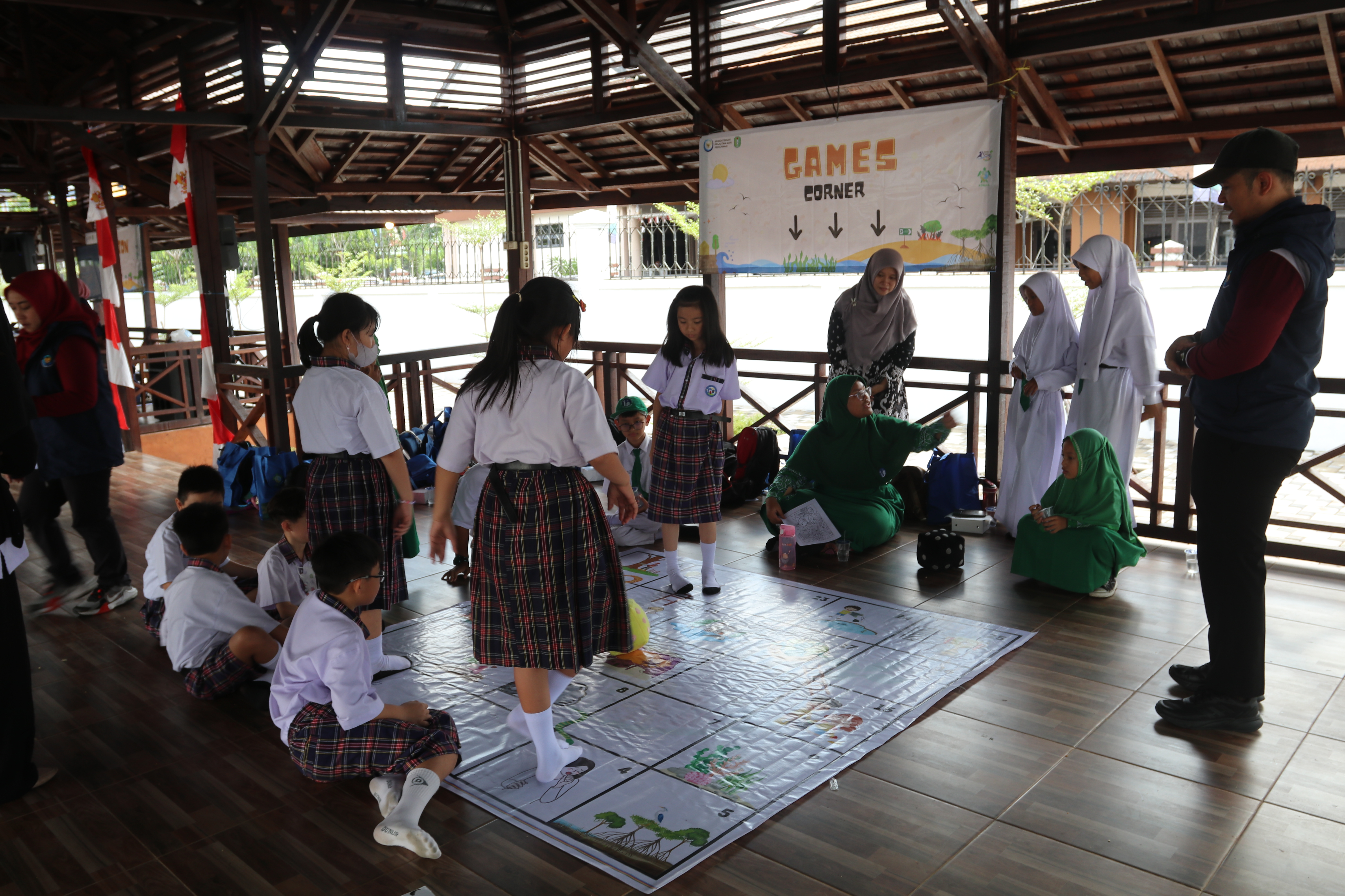 Kegiatan Sekolah Pantai Indonesia pada side event KONAS Pesisir XI di Pontianak, (27, 29/11).