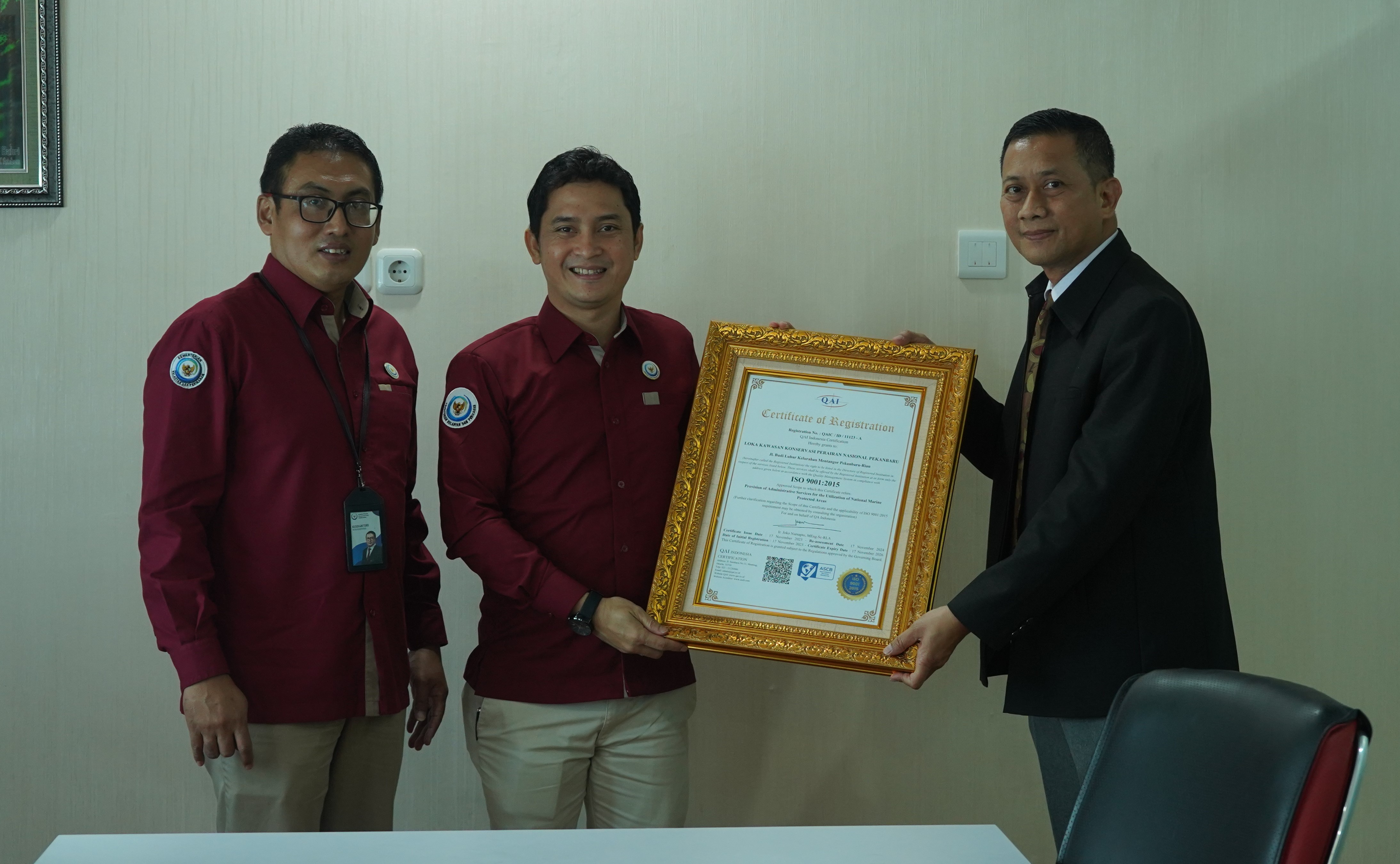 Penyerahan sertifikat ISO 9001:2015 dari PT. QAI Indonesia kepada LKKPN Pekanbaru