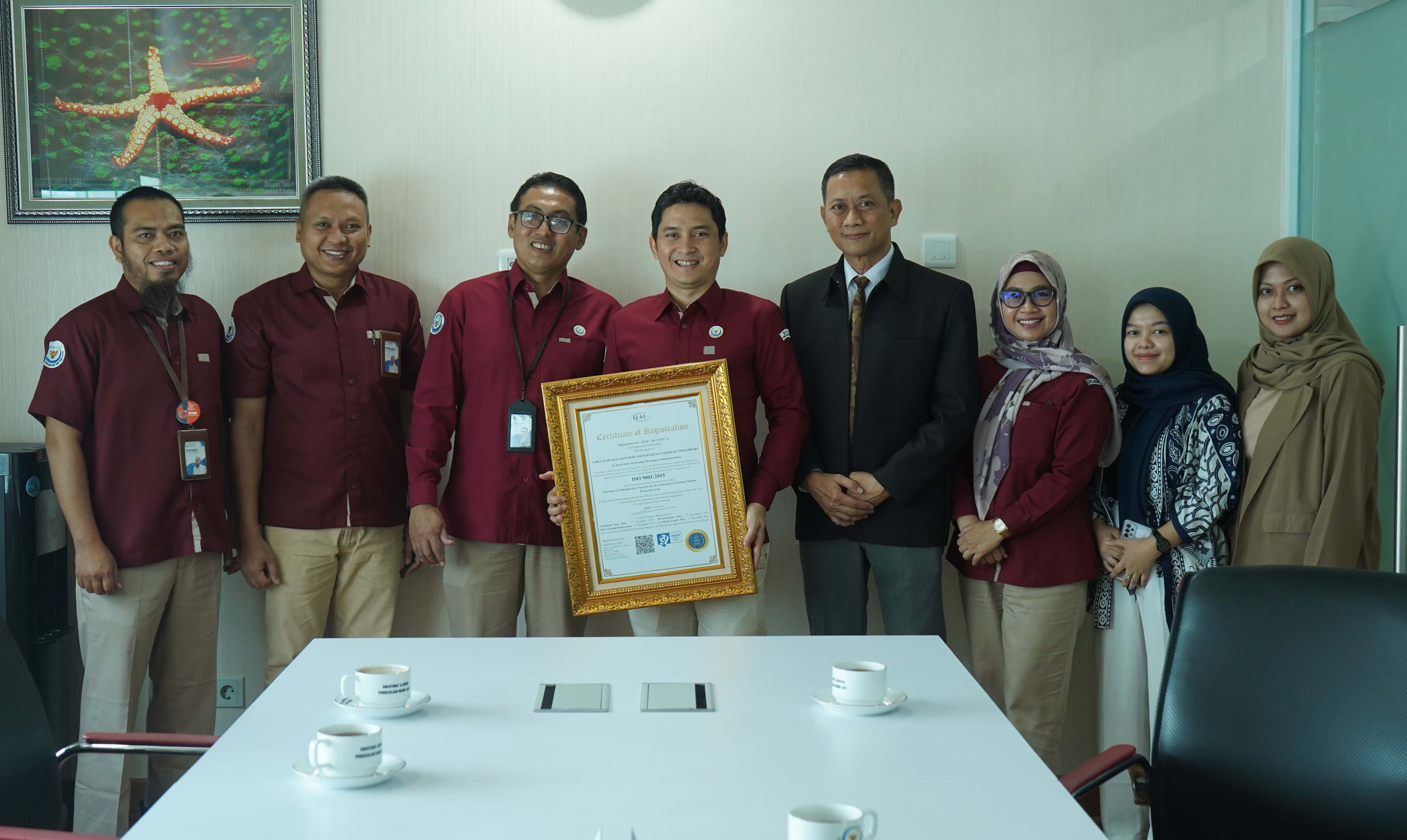 Penyerahan sertifikat ISO 9001:2015 dari PT. QAI Indonesia kepada LKKPN Pekanbaru