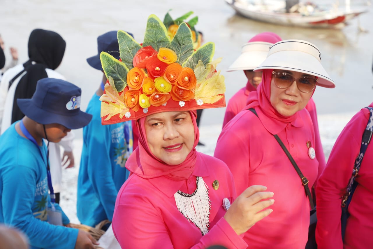 Gerakan Bulan Cinta Laut bersma Ibu Negara Iriana Joko Widodo dan Organisasi Aksi Solidaritas Era Kabinet Indonesia Maju (OASE KIM)