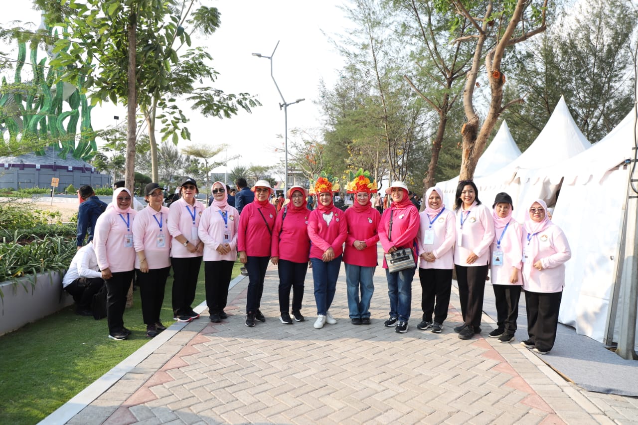 Gerakan Bulan Cinta Laut bersma Ibu Negara Iriana Joko Widodo dan Organisasi Aksi Solidaritas Era Kabinet Indonesia Maju (OASE KIM)