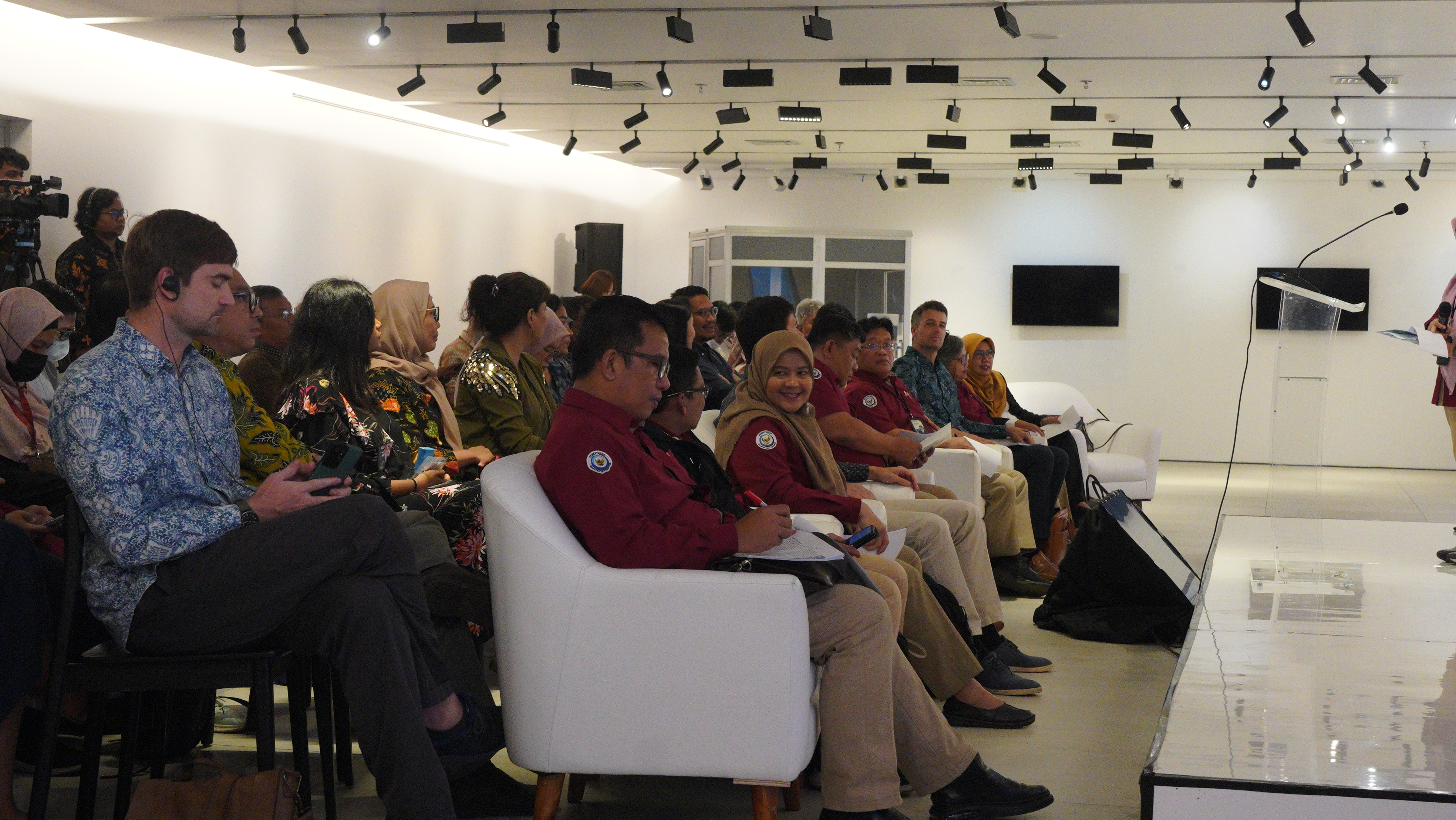 Soft Launch dan Diskusi Buku Hot Water Rising : The Impact of Climate Change on Indonesia’s Fisheries and Coastal Communities, Jakarta (26/9).