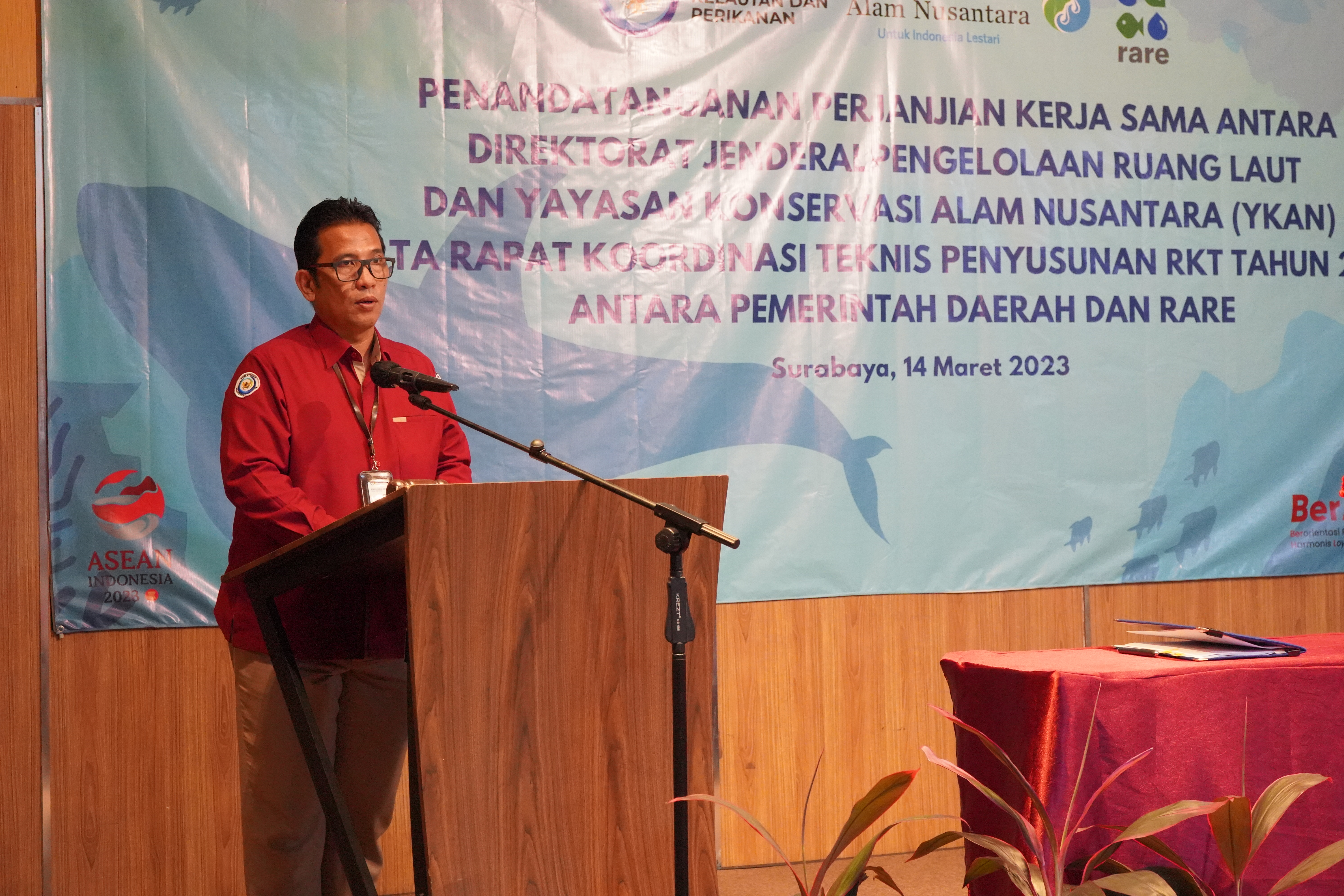 Penandatangan Perjanjjian Kerja Sama antara Direktorat Jenderal Pengeolaan Ruang Laut dengan Yayasan Konservasi Alam Nusantara, Surabaya (14/3)