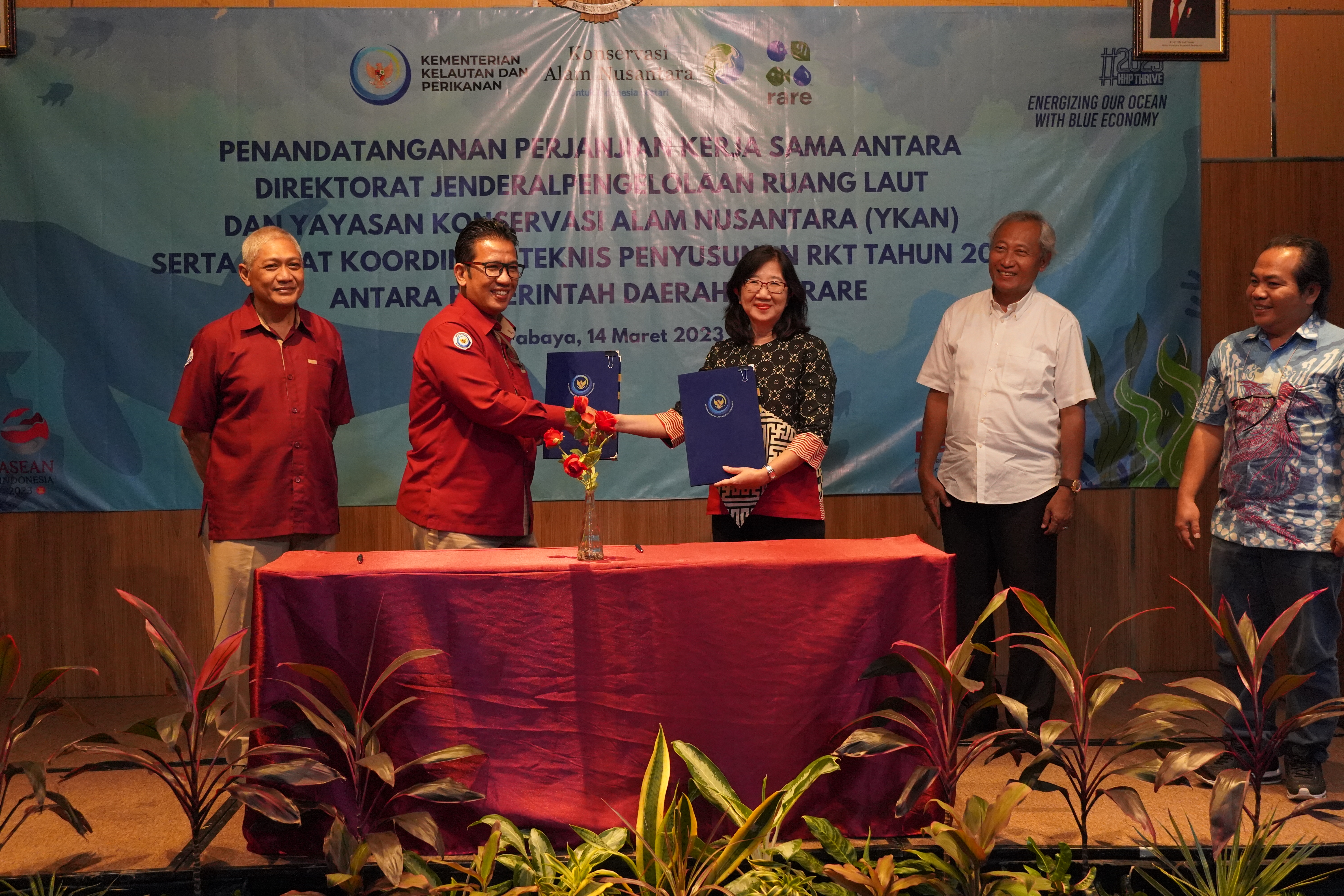 Penandatangan Perjanjjian Kerja Sama antara Direktorat Jenderal Pengeolaan Ruang Laut dengan Yayasan Konservasi Alam Nusantara, Surabaya (14/3)