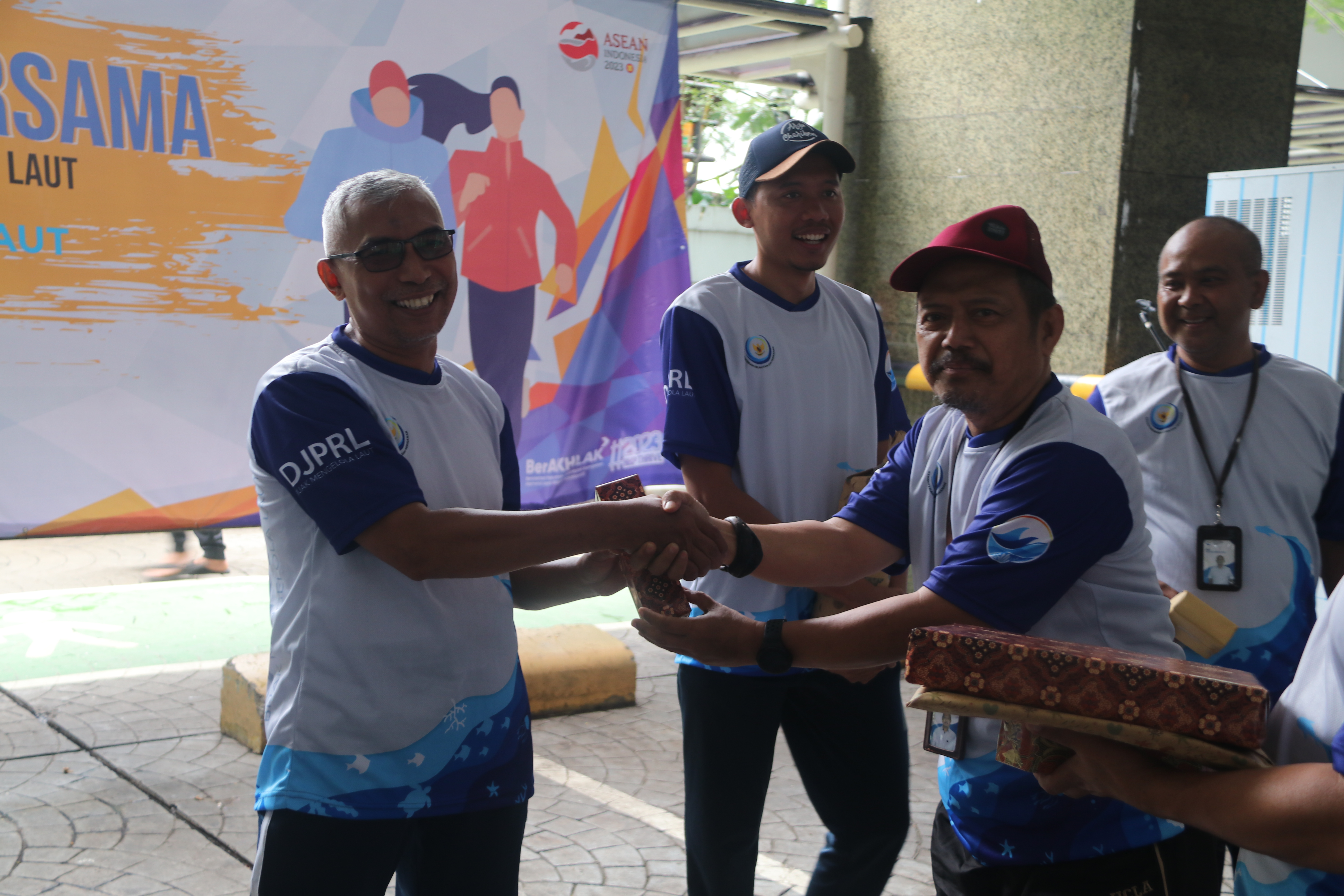 Jalan Sehat Bersama Direktorat Jenderal Pengelolaan Ruang Laut Mengawal Ekologi Laut untuk Ekonomi Biru, Jakarta (3/2).