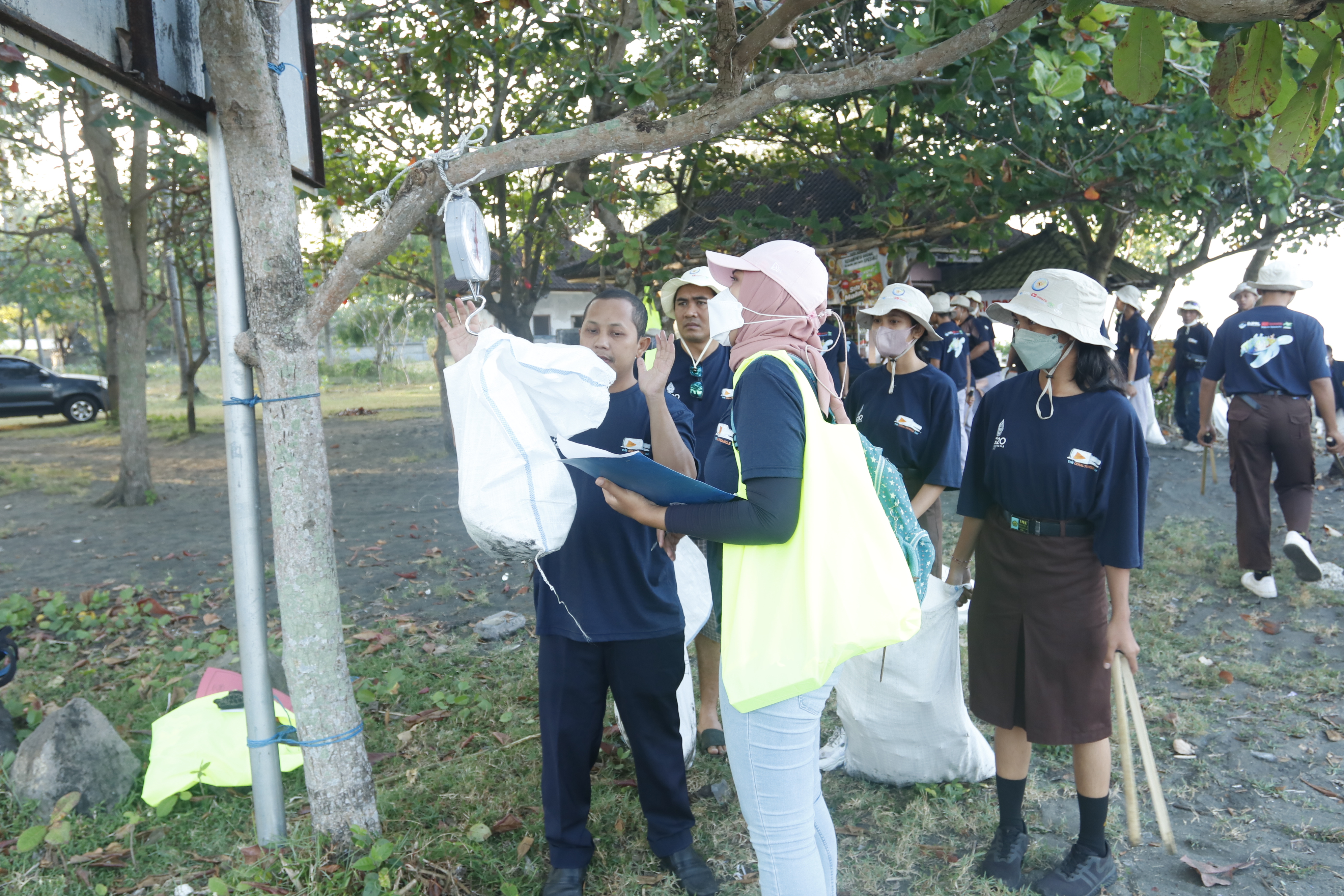 Gerakan Bersih Pantai dan Laut/GBPL dalam rangka Coral Triangle Day di Pantai Perancak - Bali (29/7).