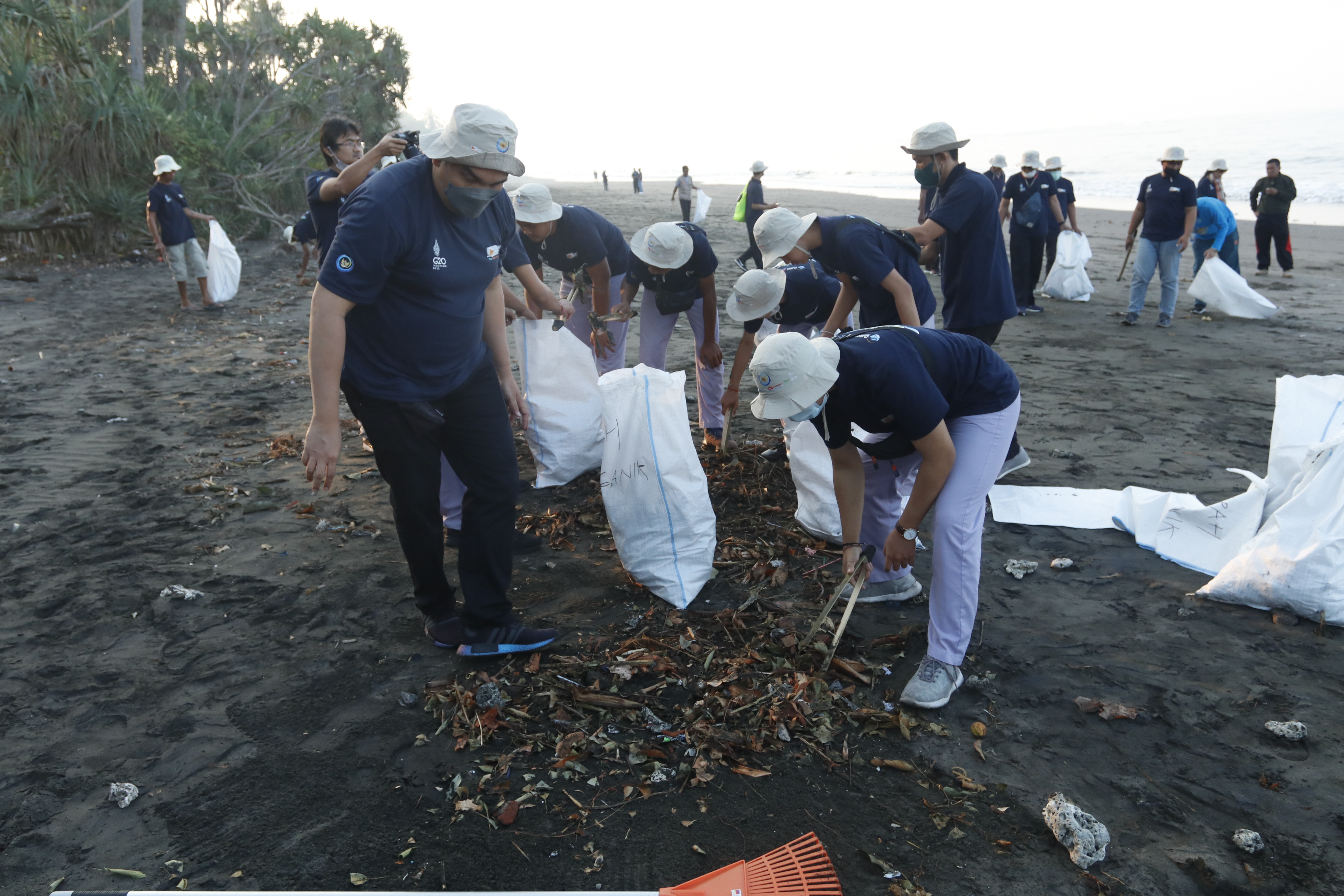 Gerakan Bersih Pantai dan Laut/GBPL dalam rangka Coral Triangle Day di Pantai Perancak - Bali (29/7).