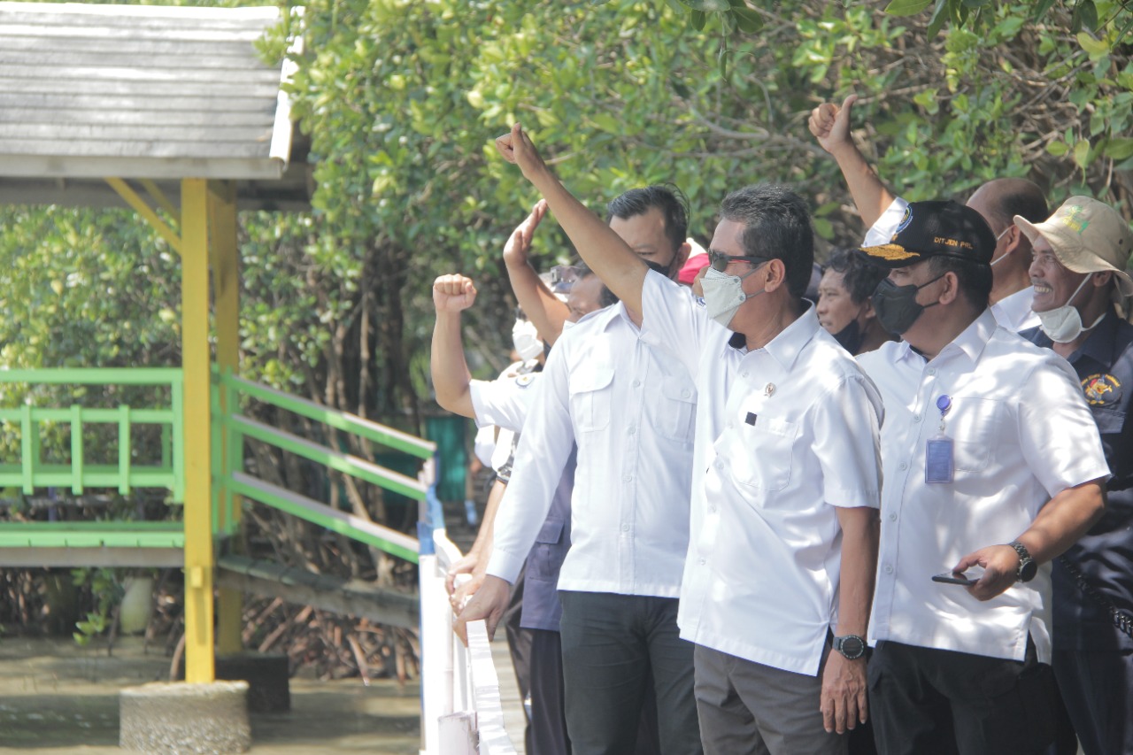 peninjauan menteri kelautan dan perikanan meninjau kawasan konservasi mangrove di Desa Kaliwlingi, Kabupaten Brebes, Provinsi Jawa Tengah, (19/4/2022).