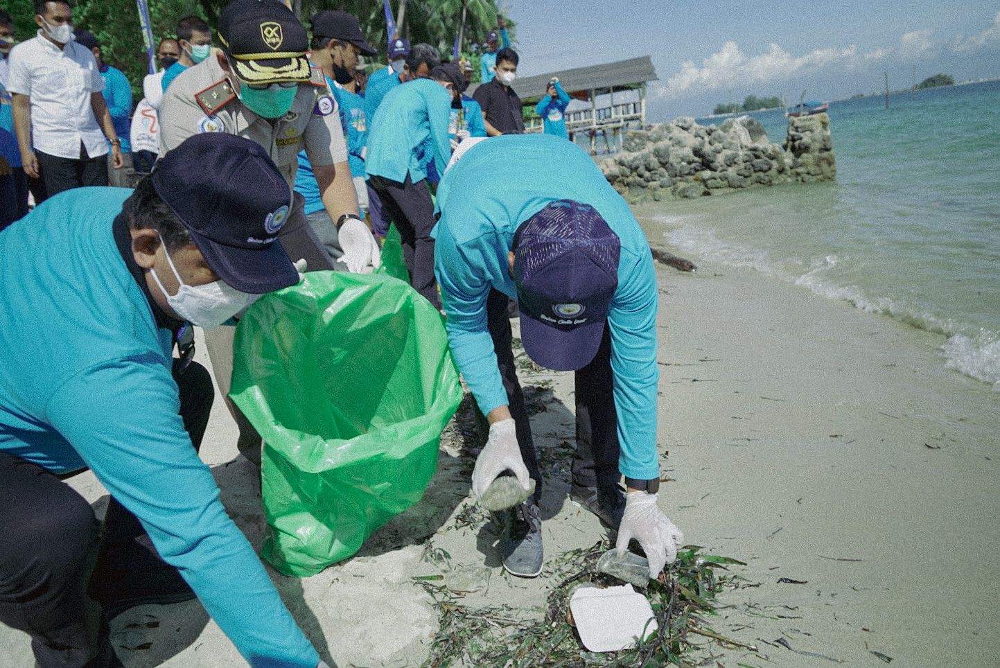 Gerakan Bersih Pantai dan Laut (GBPL) di Pantai Nongsa, Kota Batam, Kamis (17/3)