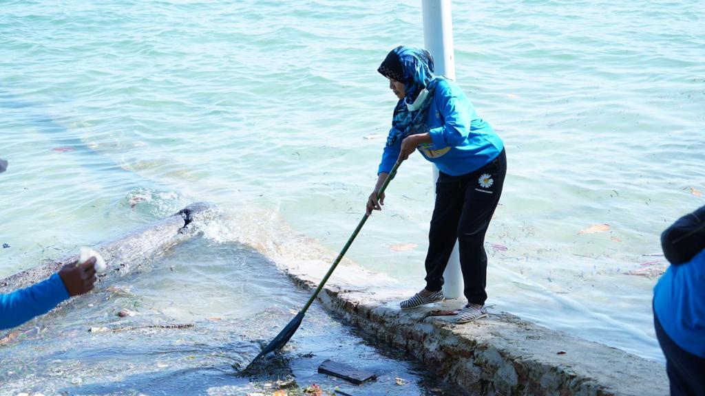 Gerakan Bersih Pantai dan Laut (GBPL) di Pantai Nongsa, Kota Batam, Kamis (17/3)