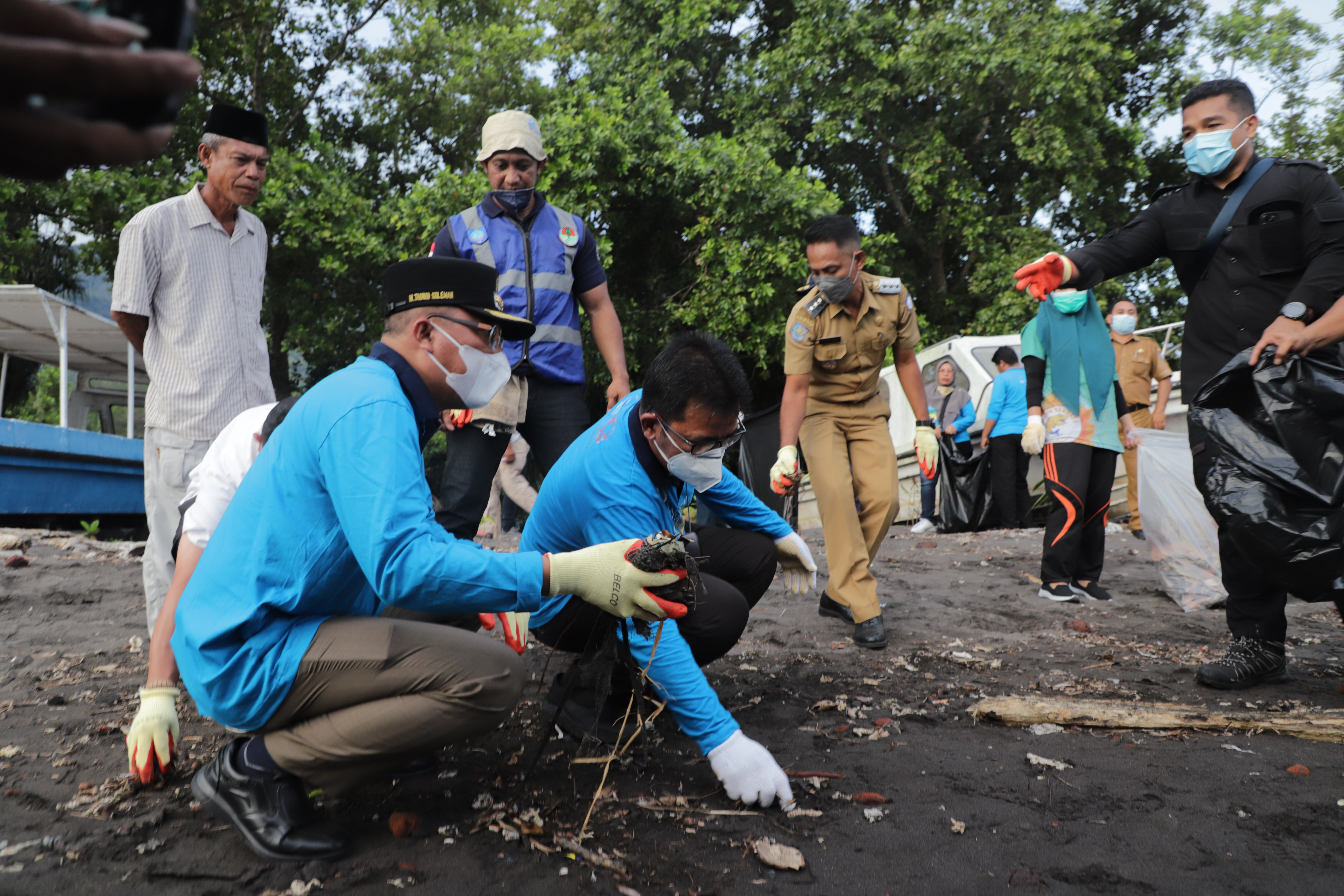 Bersih Pantai dan Laut dalam rangka Bulan Cinta Laut di Kota Ternate ( 7/3).