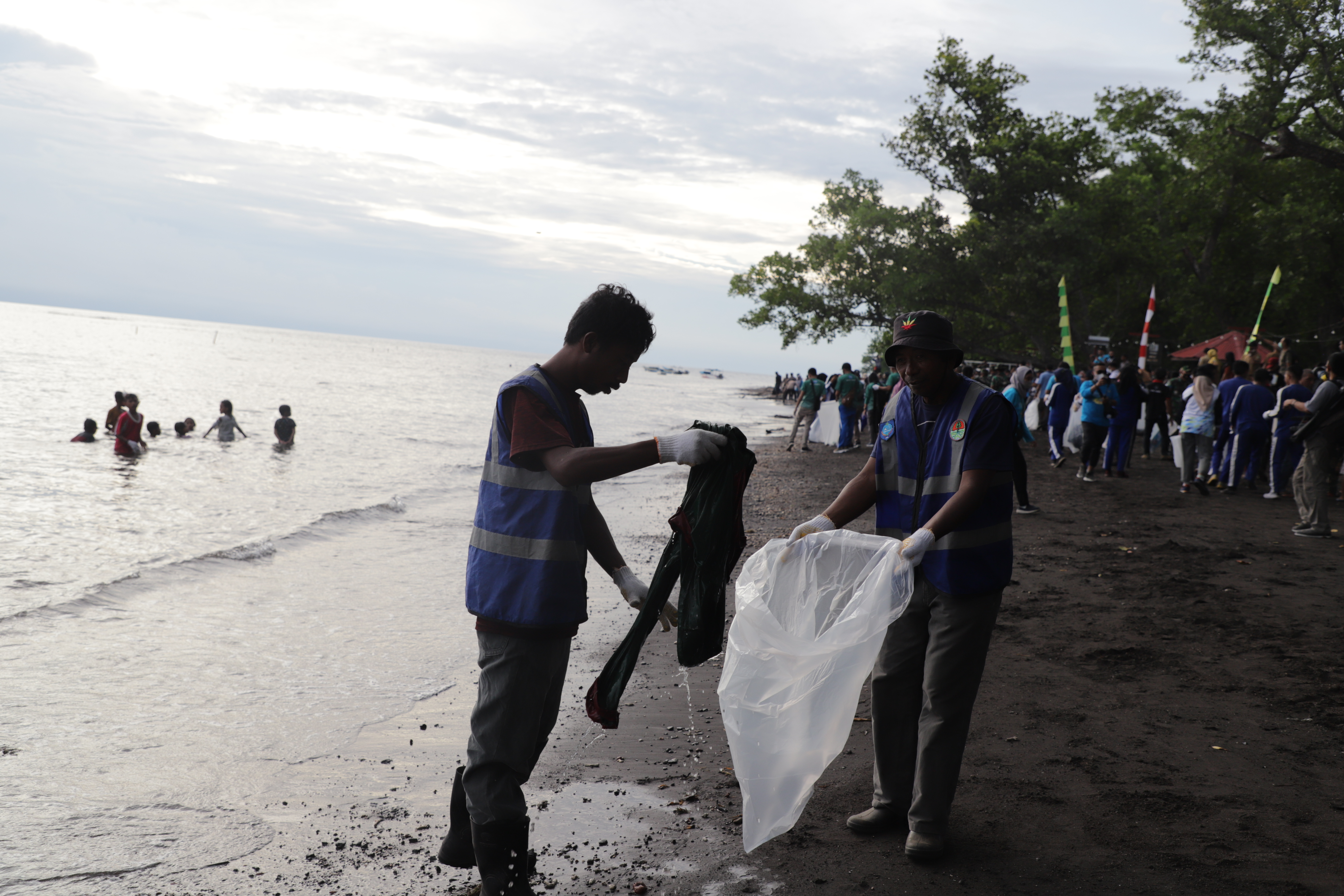 Bersih Pantai dan Laut dalam rangka Bulan Cinta Laut di Kota Ternate ( 7/3).