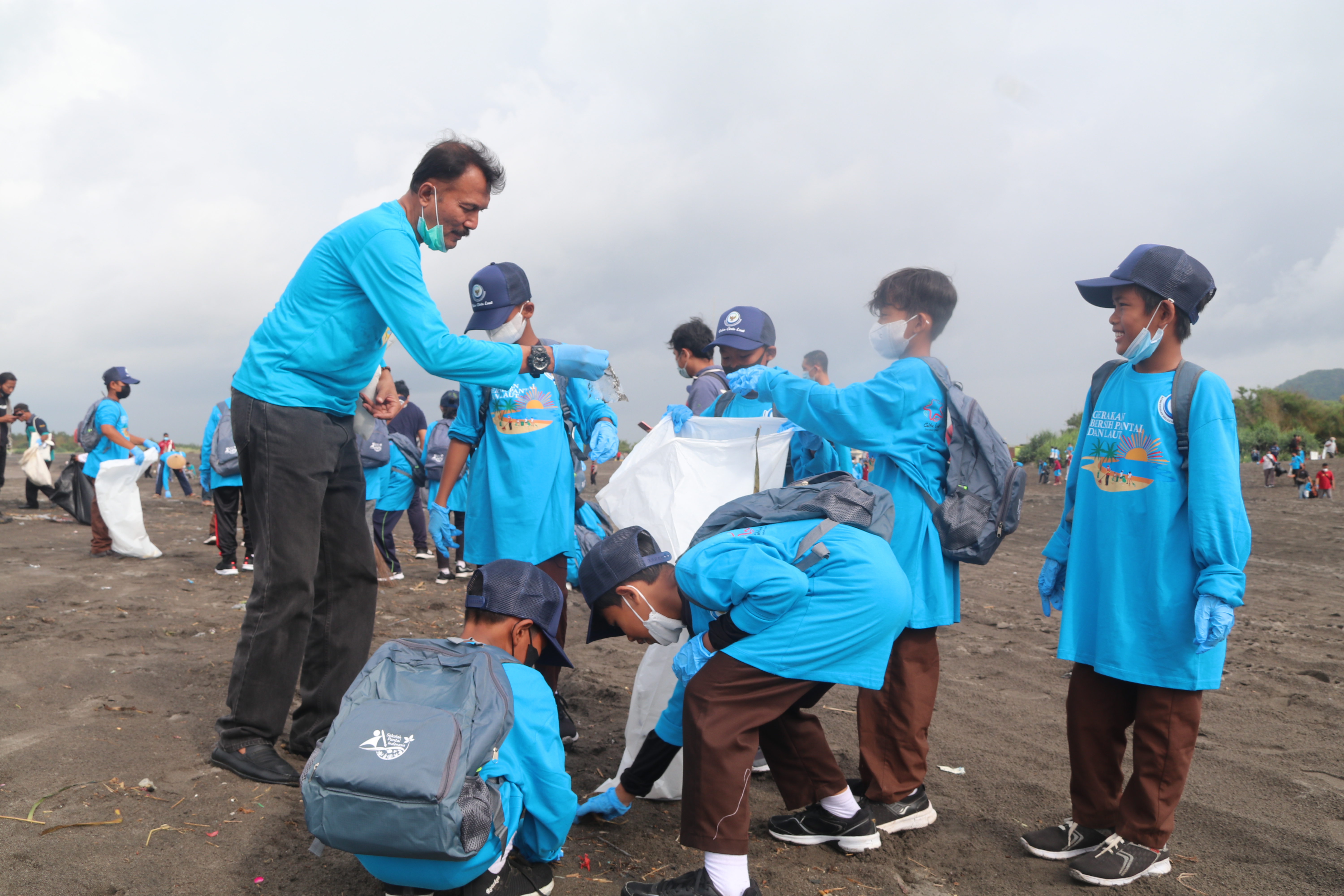 Gerakan Bersih Pantai dan Laut, Yogyakarta (28/1).