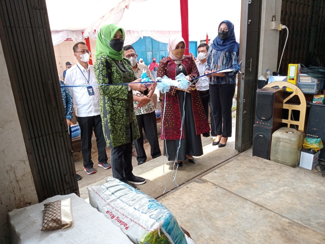 Penyerahkan bantuan sarana dan prasarana Tempat Pembuangan Sementara/Pusat Daur Ulang (TPS/PDU) di Kelurahan Kemboja, Tanjungpinang Barat, Kota Tanjungpinang, Kepulauan Riau (28/9)