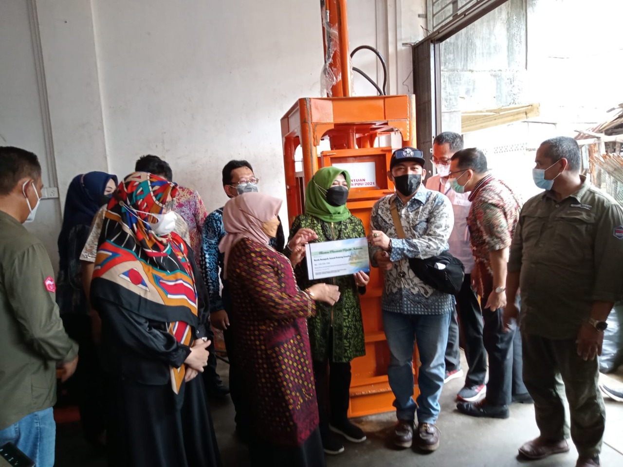 Penyerahkan bantuan sarana dan prasarana Tempat Pembuangan Sementara/Pusat Daur Ulang (TPS/PDU) di Kelurahan Kemboja, Tanjungpinang Barat, Kota Tanjungpinang, Kepulauan Riau (28/9)