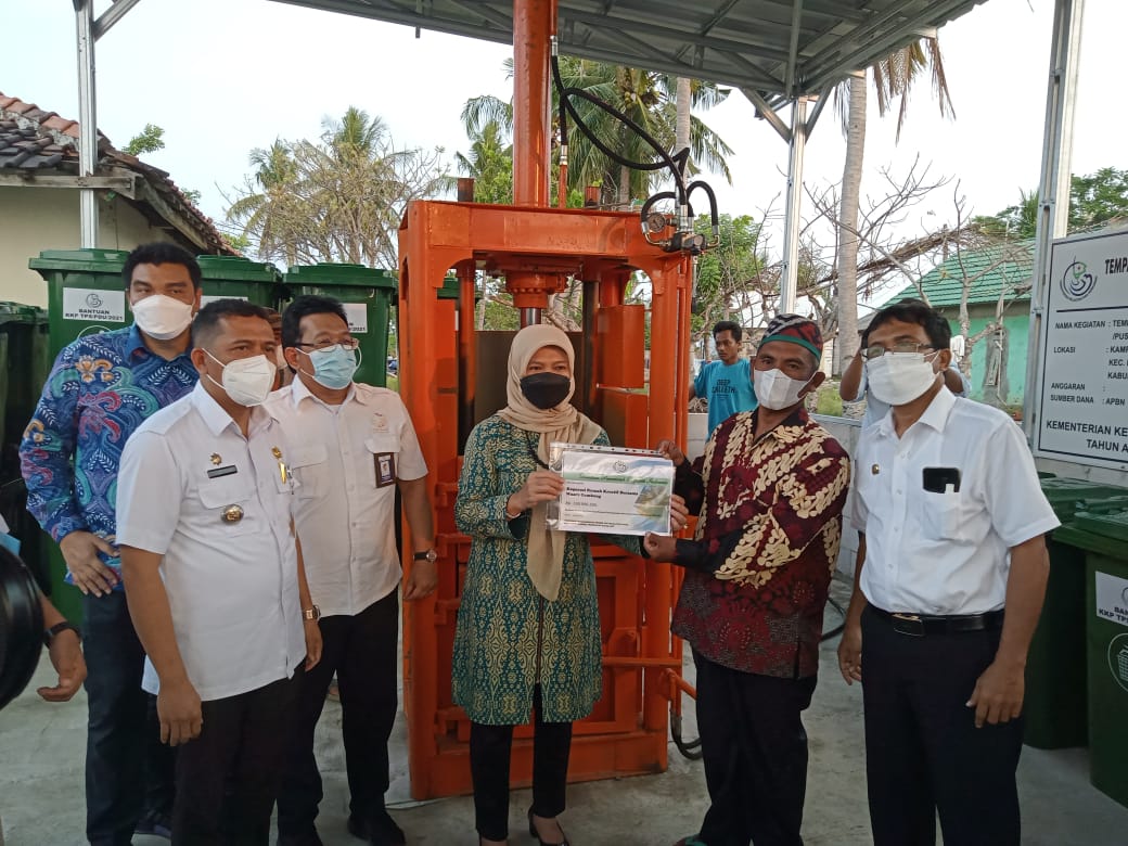 Peresmian penyaluran bantuan sarpras pembangunan tempat penampungan sementara/pusat daur ulang di Muaragembong, Bekasi (8/9).