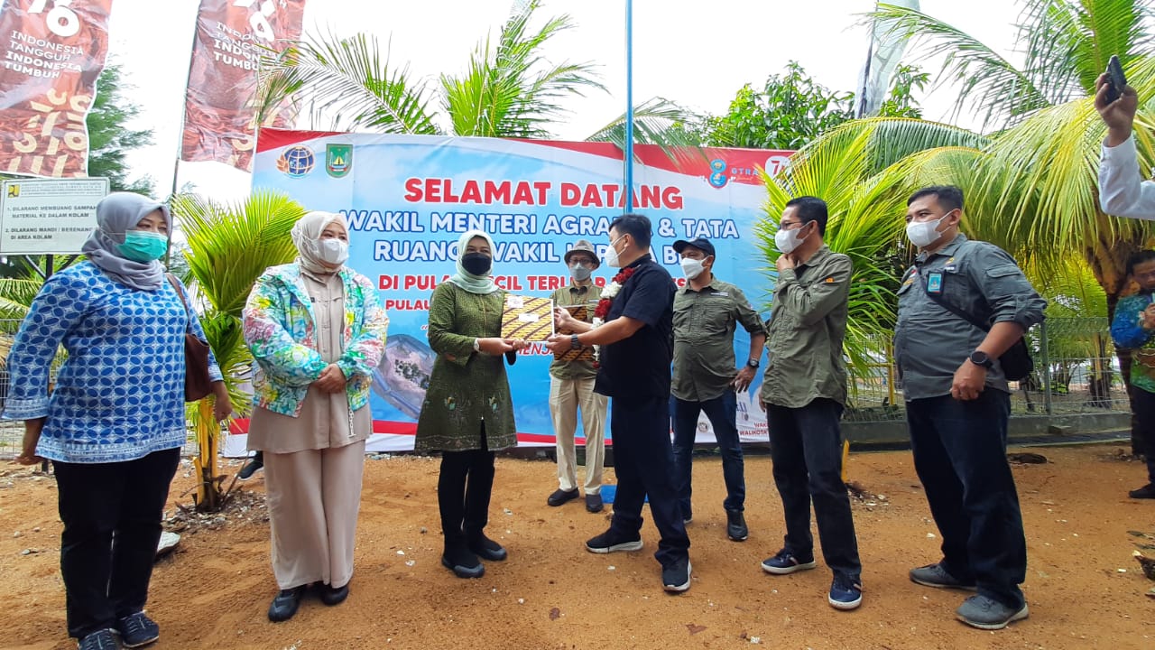 Kunjungan Plt. Dirjen Pengelolaan Ruang Laut Ibu. Pamuji Lestari ke pulau kecil terluar di Provinsi Kep. Riau (Pulau Nipa), (2/9).