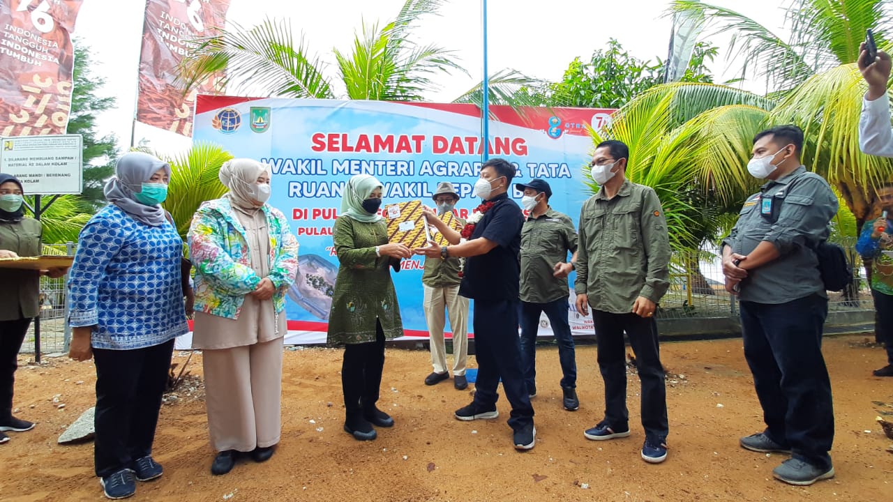 Kunjungan Plt. Dirjen Pengelolaan Ruang Laut Ibu. Pamuji Lestari ke pulau kecil terluar di Provinsi Kep. Riau (Pulau Nipa), (2/9).