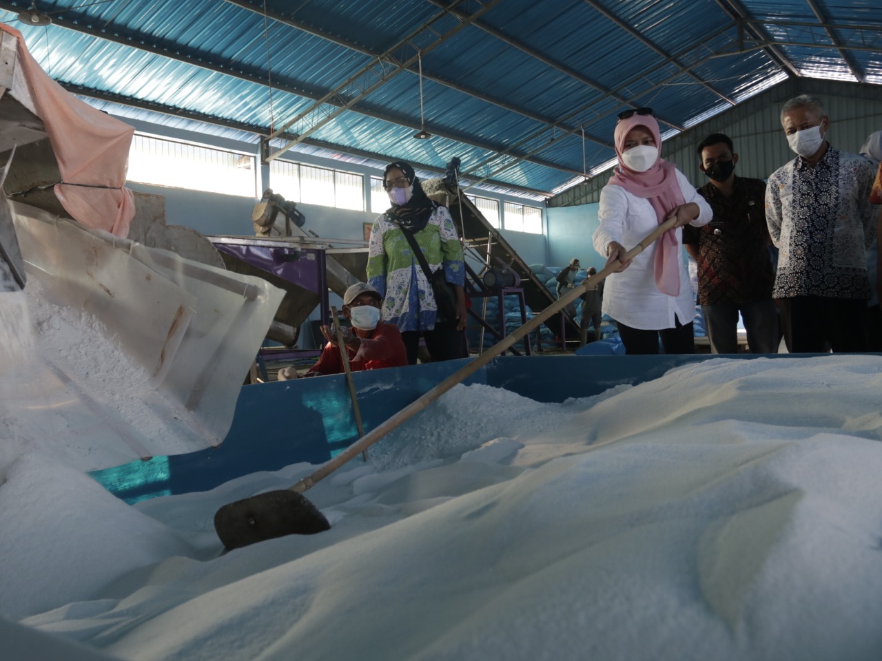 Kunjungan Plt. Dirjen PRL Ibu Pamuji Lestari ke lokasi Washing plant garam di Indramayu, (28/8).