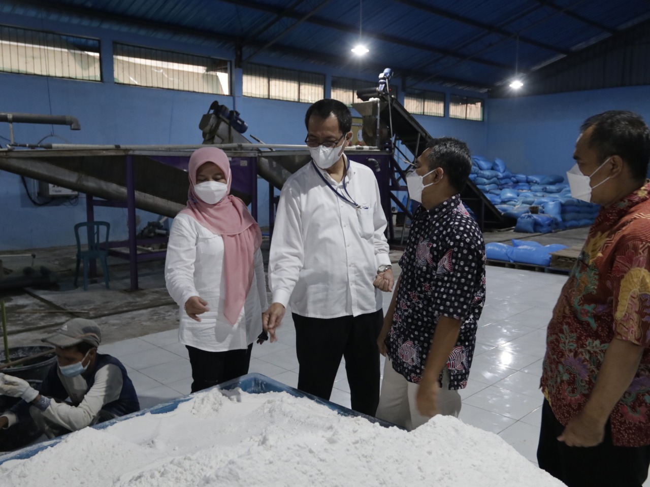 Kunjungan Plt. Dirjen PRL Ibu Pamuji Lestari ke lokasi Washing plant garam di Indramayu, (28/8).