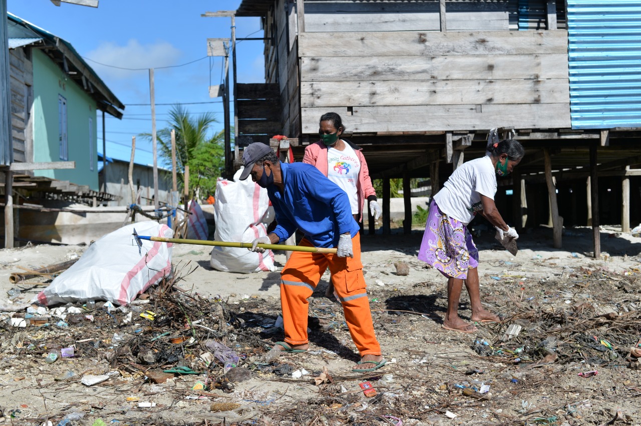 Bersih Pantai dalam rangka hari segitiga terumbu karang, Dobo, Maluku (17/7)