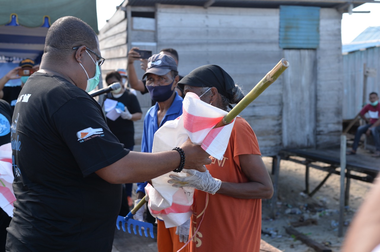 Bersih Pantai dalam rangka hari segitiga terumbu karang, Dobo, Maluku (17/7)