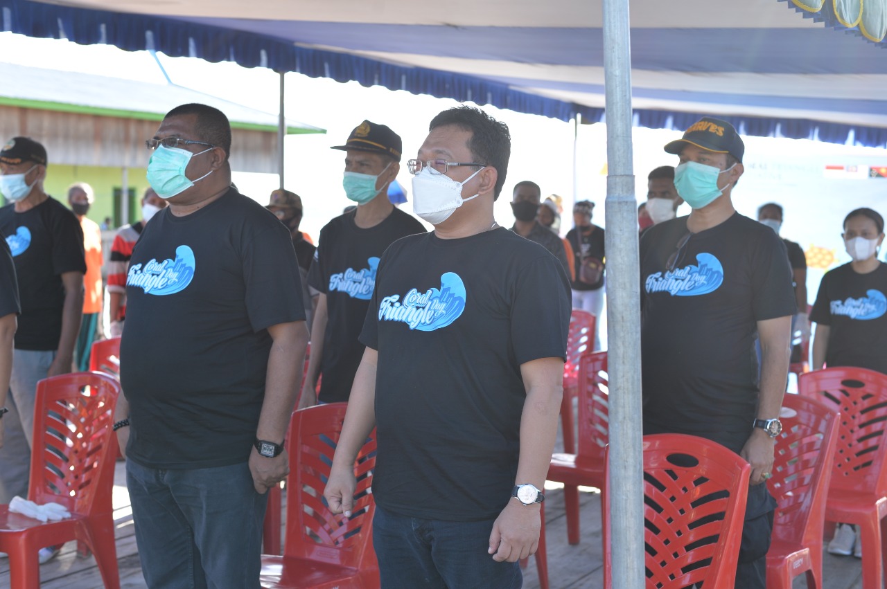 Bersih Pantai dalam rangka hari segitiga terumbu karang, Dobo, Maluku (17/7)