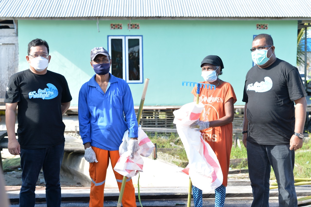 Bersih Pantai dalam rangka hari segitiga terumbu karang, Dobo, Maluku (17/7)