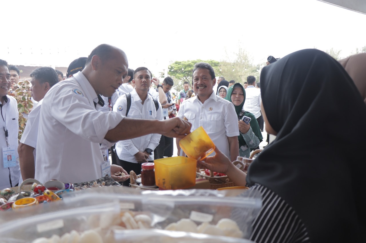 Puncak Apresiasi Gerakan Nasional Bulan Cinta Laut (Gernas BCL) di THP Kenjeran, Surabaya, Jawa Timur