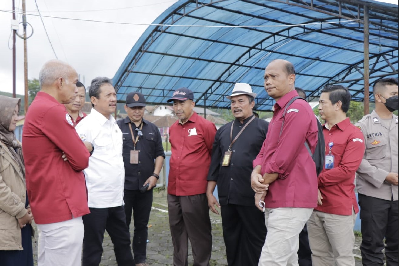 DIRJEN PB MENDAMPINGI MKP MEMBERIKAN BANTUAN KEMANUSIAAN BAGI KORBAN GEMPA CIANJUR